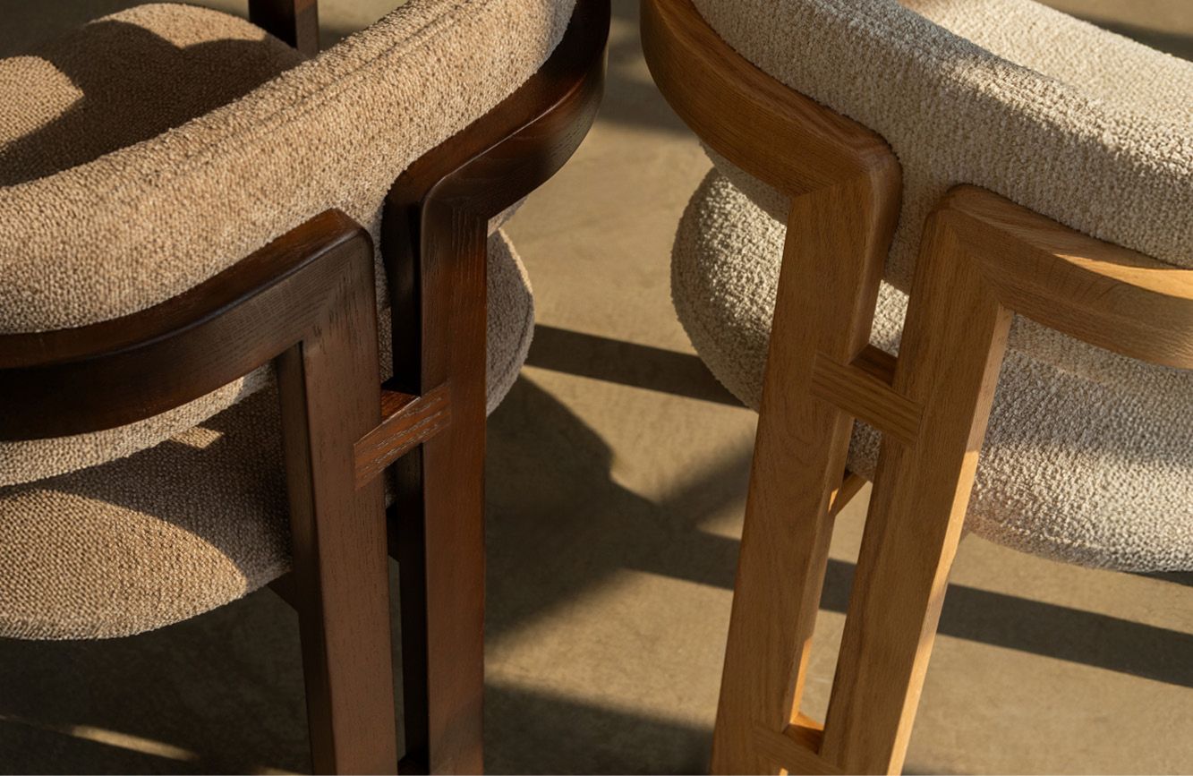 Twee eetkamerstoelen tegen elkaar aan hout