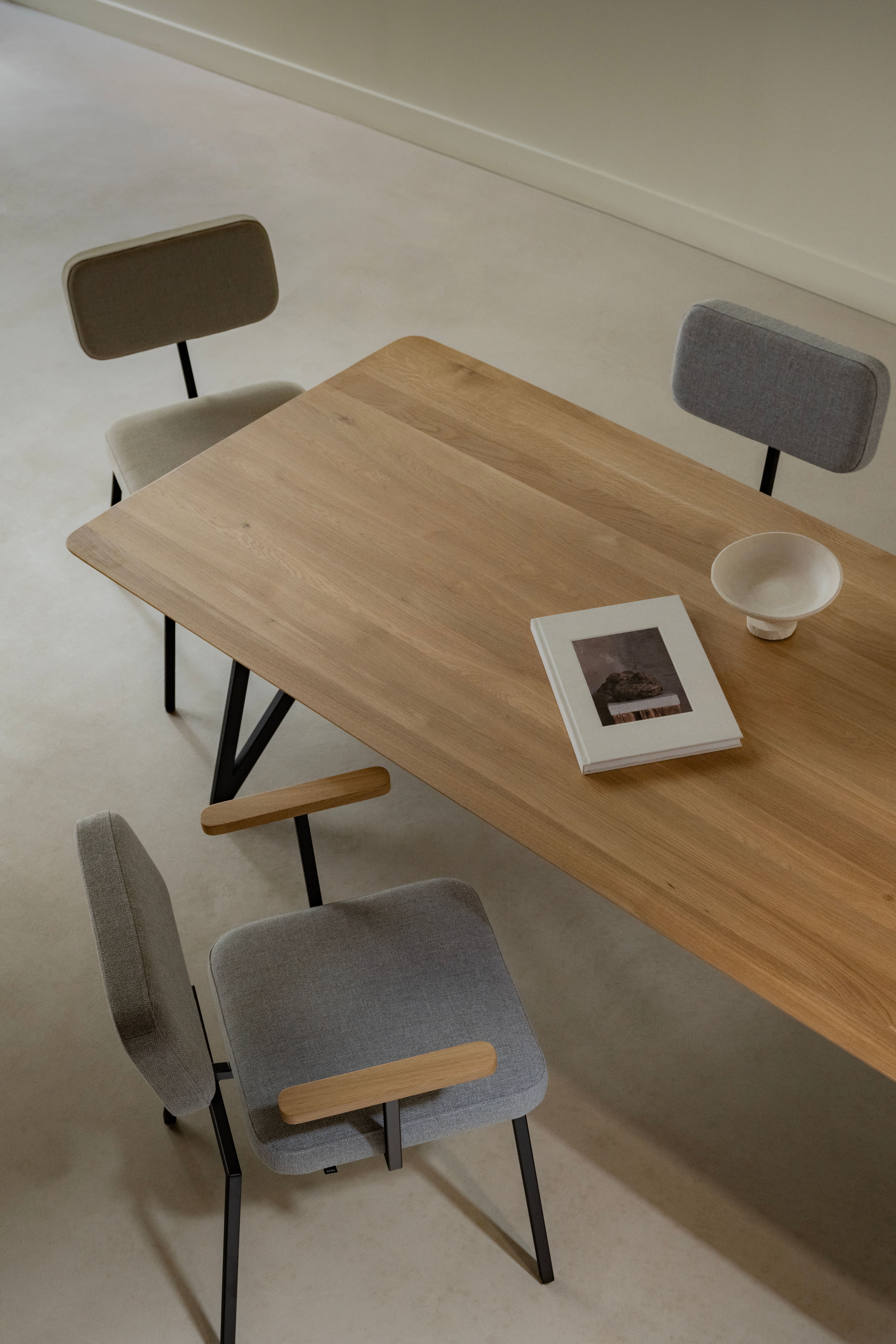 Lichteiken eettafel met grijs beklede stoelen