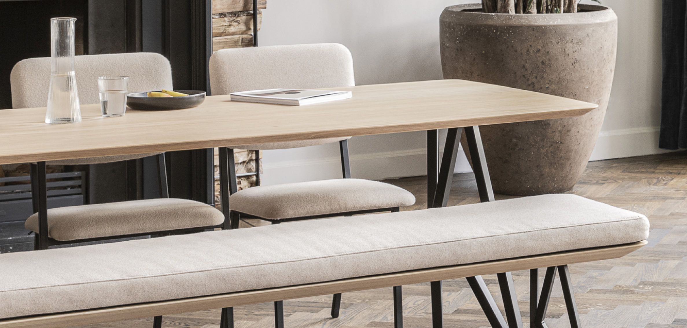 Beige eetkamer met 2 stoelen en eetkamerbankje