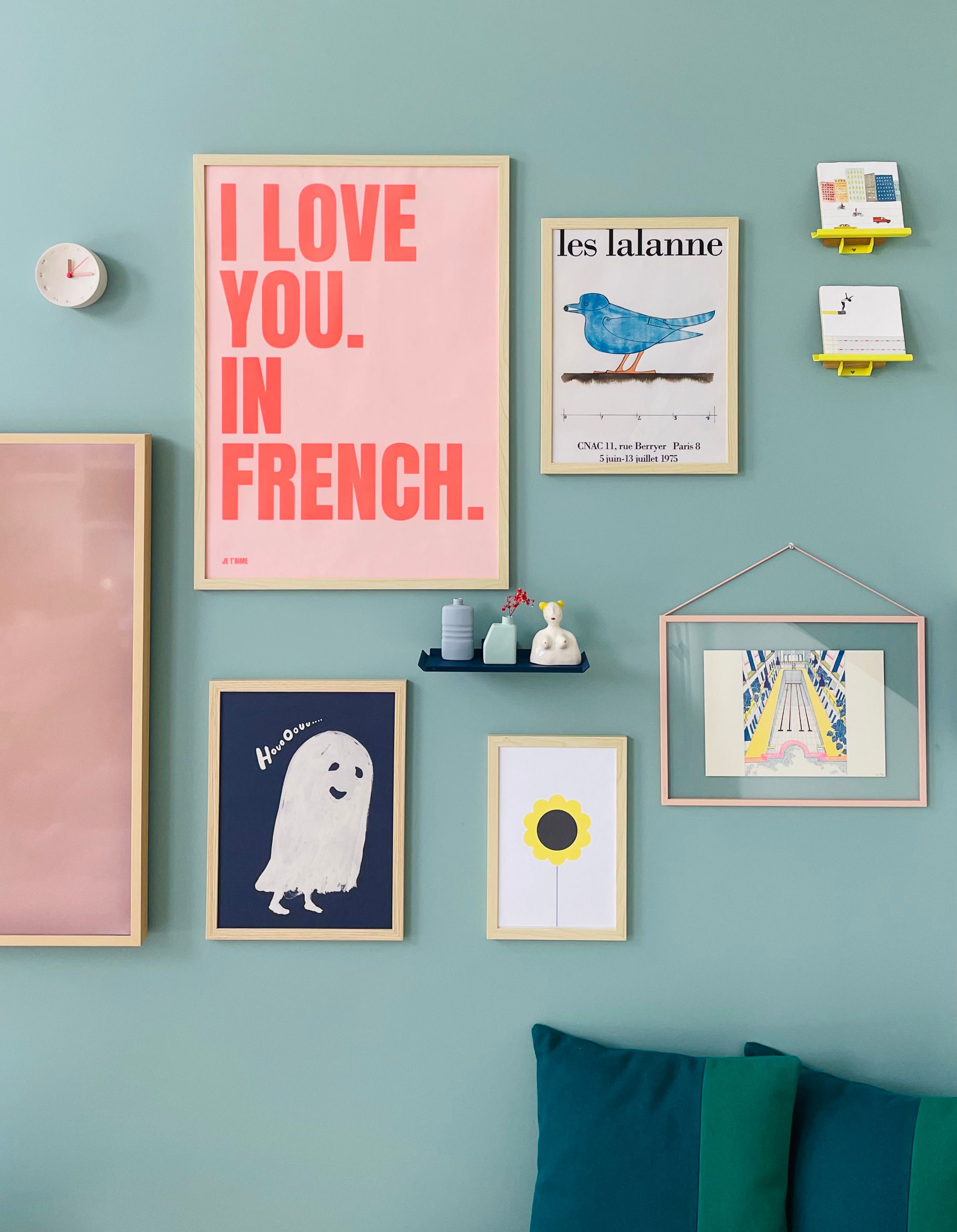 Mippe blauwe muur met kunst en wandplanken