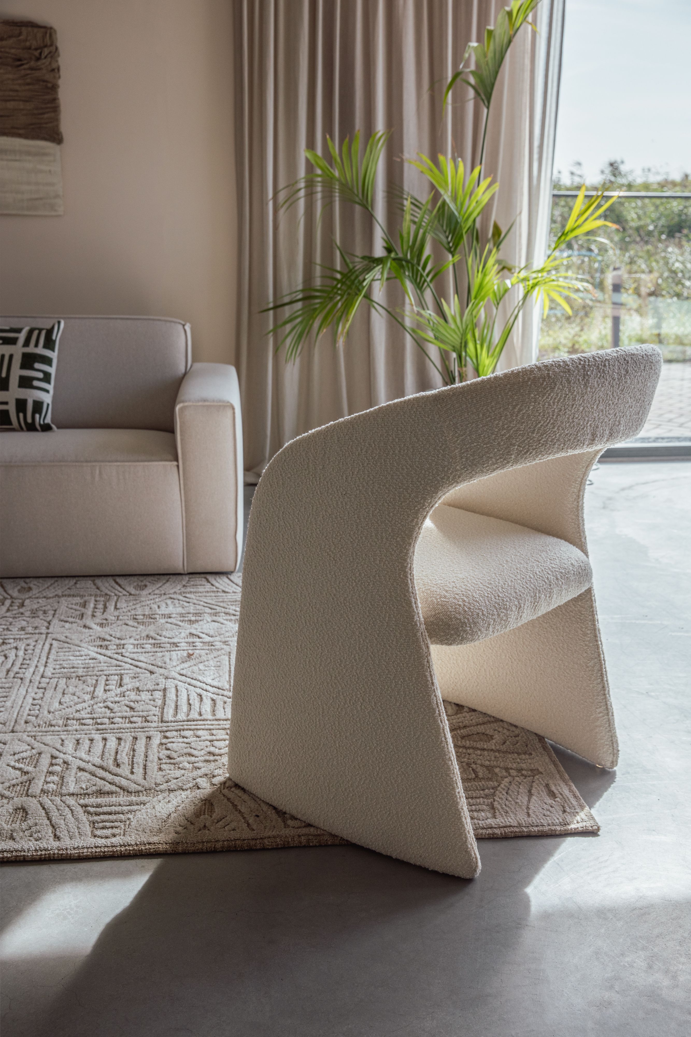 Witte fauteuil op naturel kleurig vloerkleed
