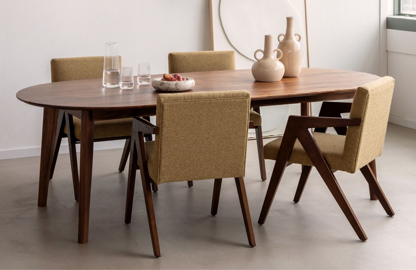 Donkerbruine eettafel met stoelen ovaal