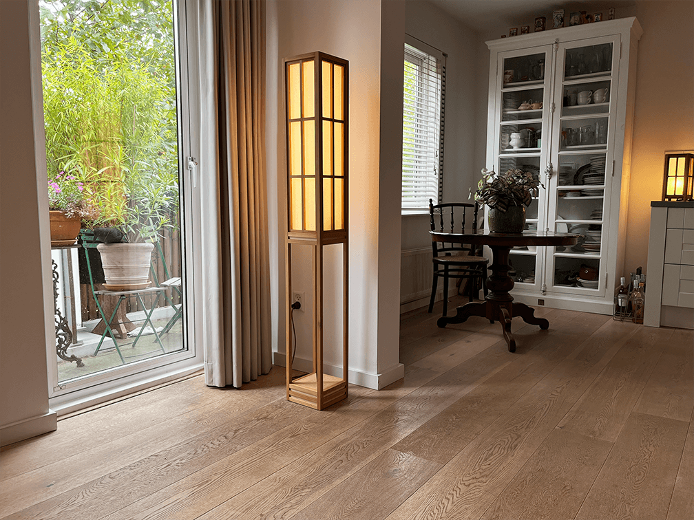 Houten vloerlamp Japanse stijl in woonkamer