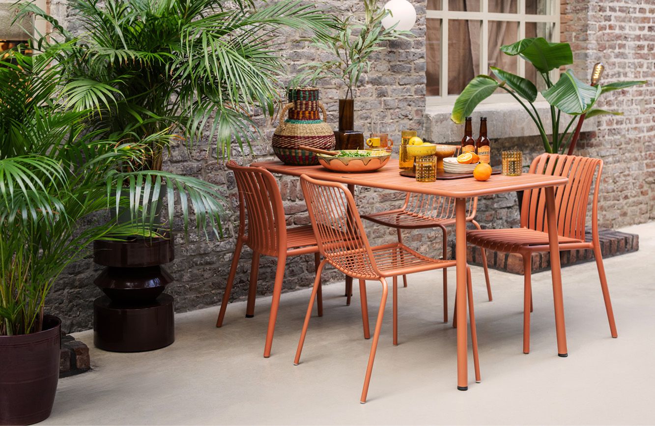 Buitenset met terra tafel en stoelen en planten