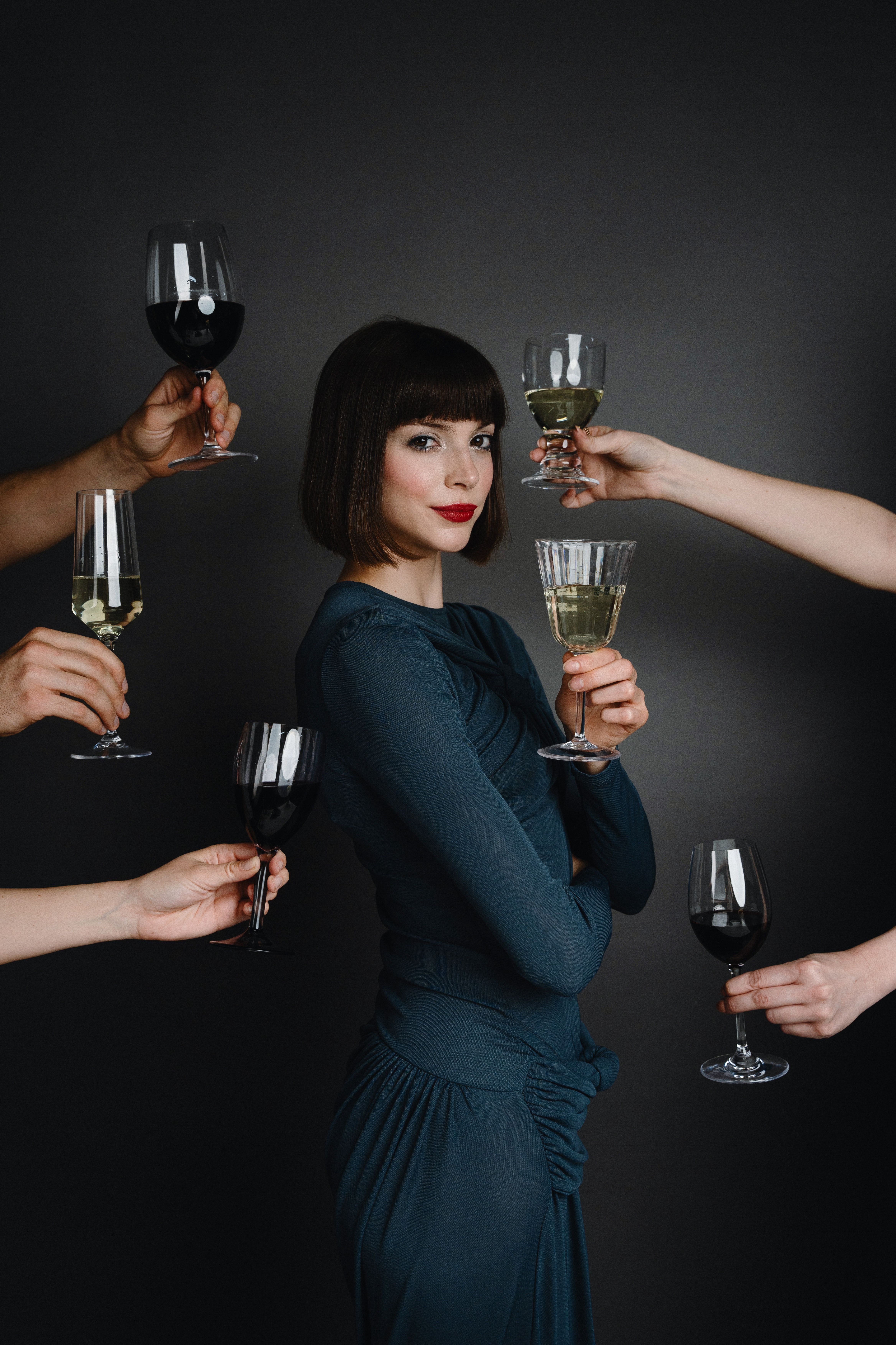 Vrouw met wijn en champagne glazen zwart