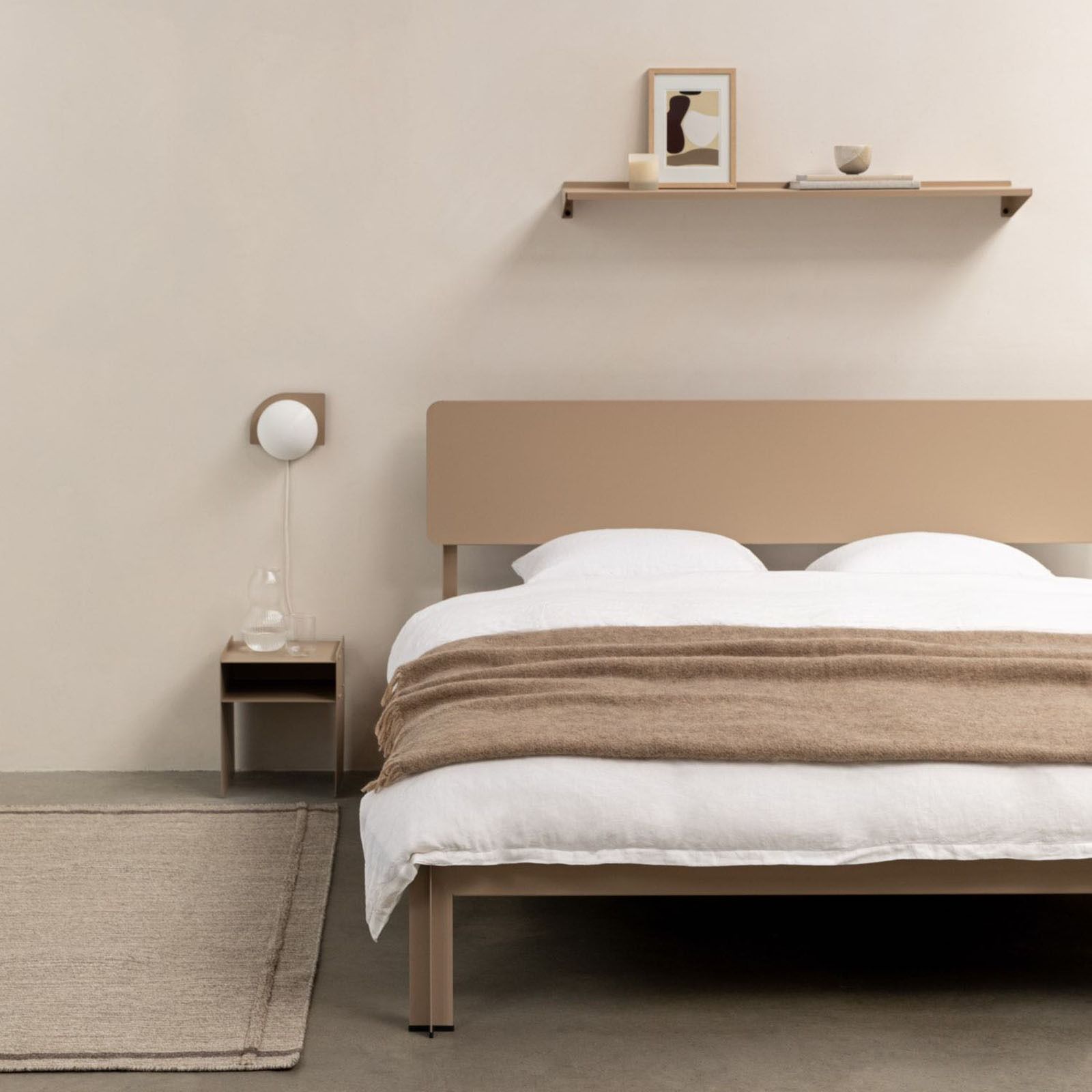 Beige stalen bed in slaapkamer