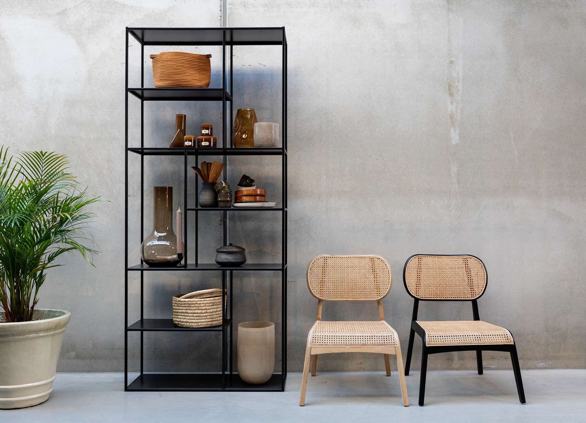 Zwart metalen open hoge vakkenkast met accessoires erin