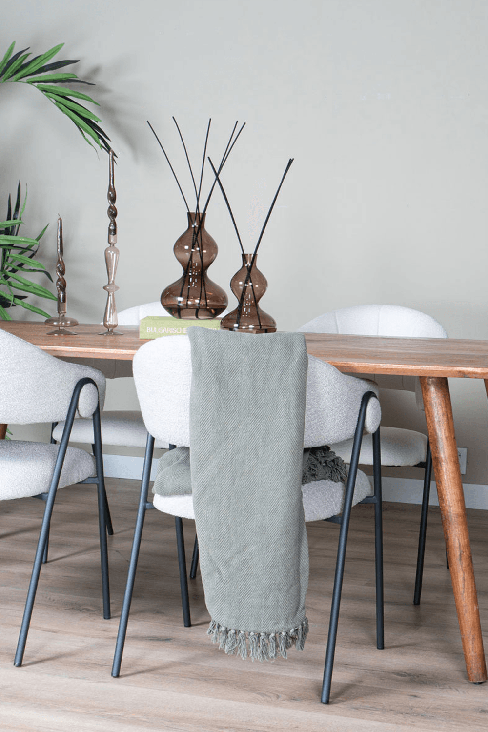 eettafel met stoelen en accessoires