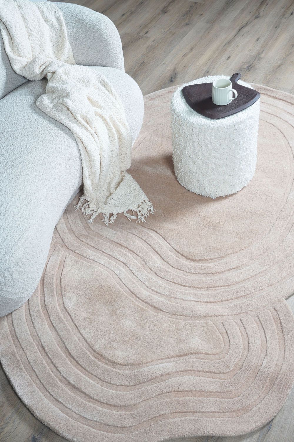 beige vloerkleed met bank