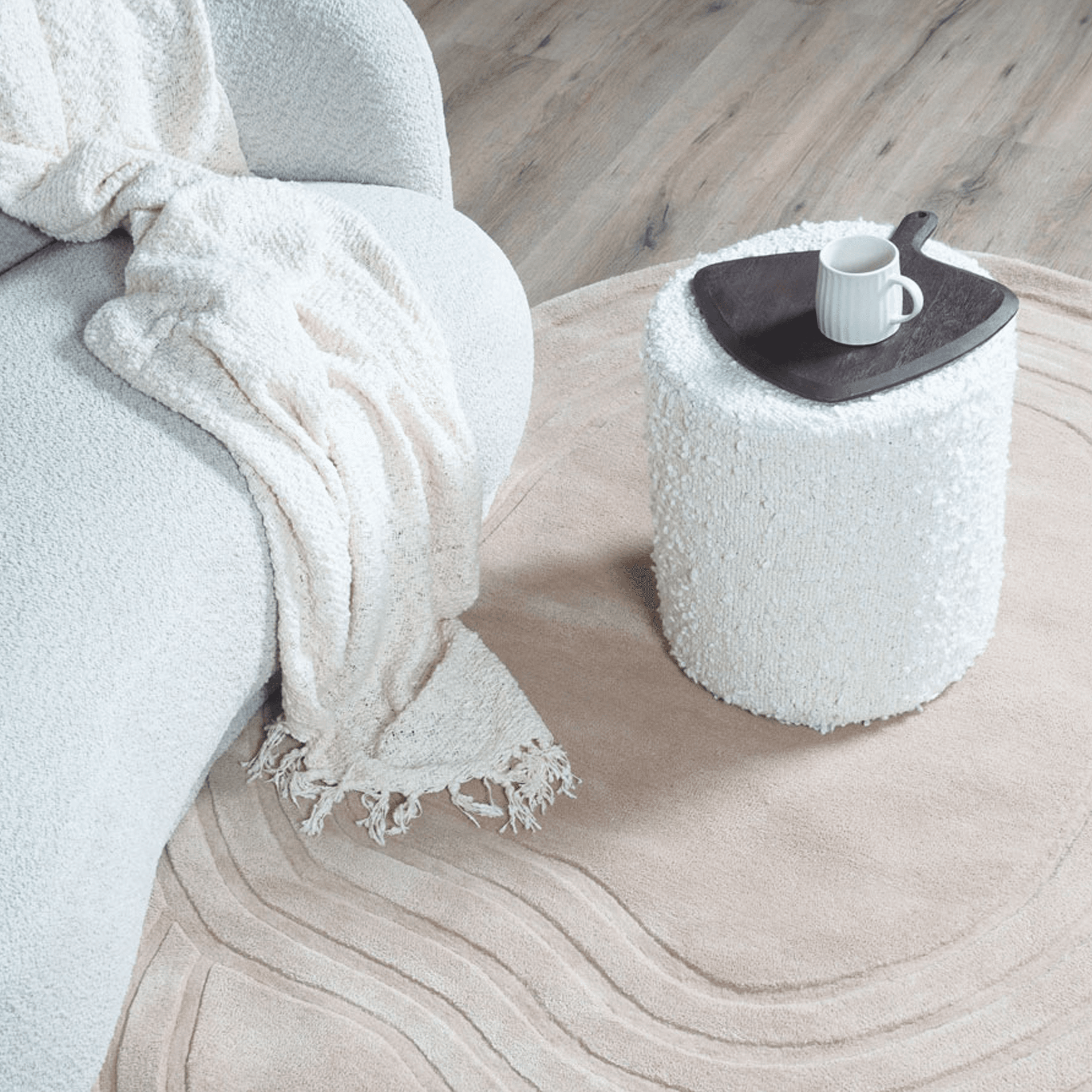 Vloerkleed met bank en bijzettafel