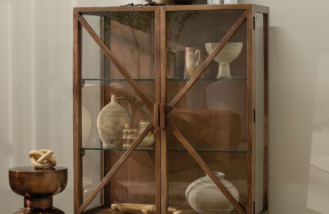 Houten vitrinekast met naturel accessoirs