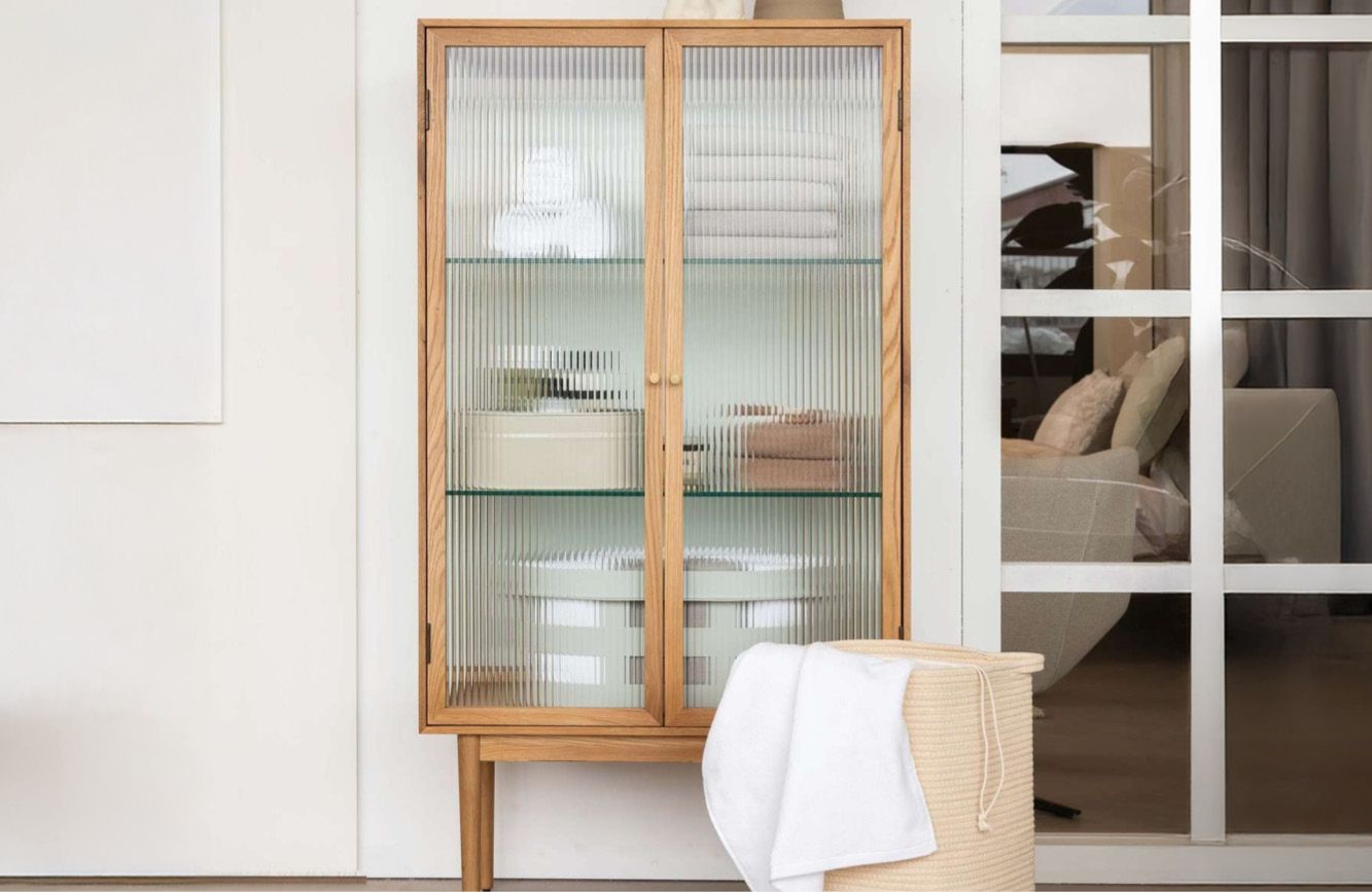 Eiken vitrinekast met pootjes en badkameraccessoires