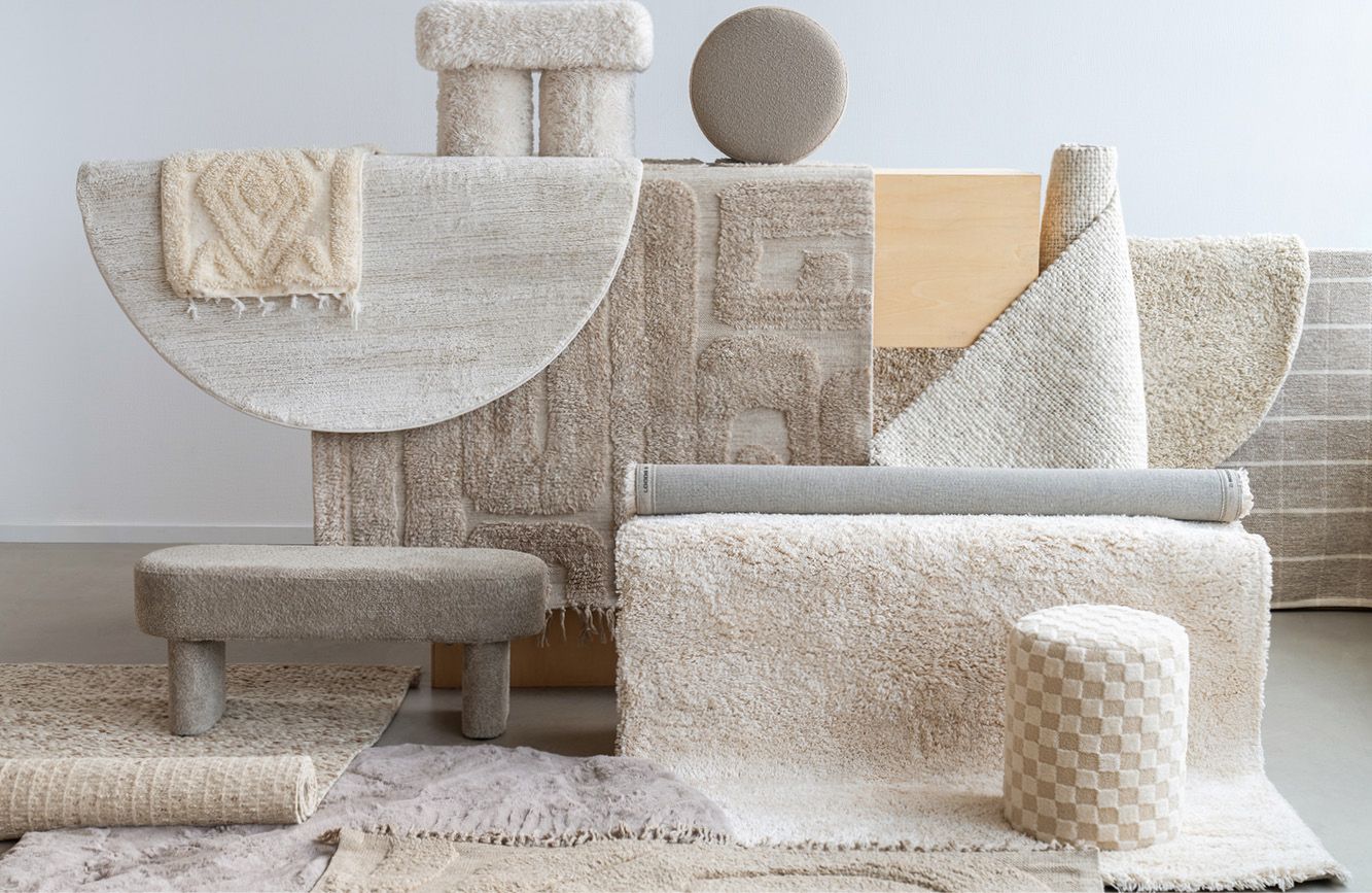 Verschillende beige vloerkleden in speelse opstelling