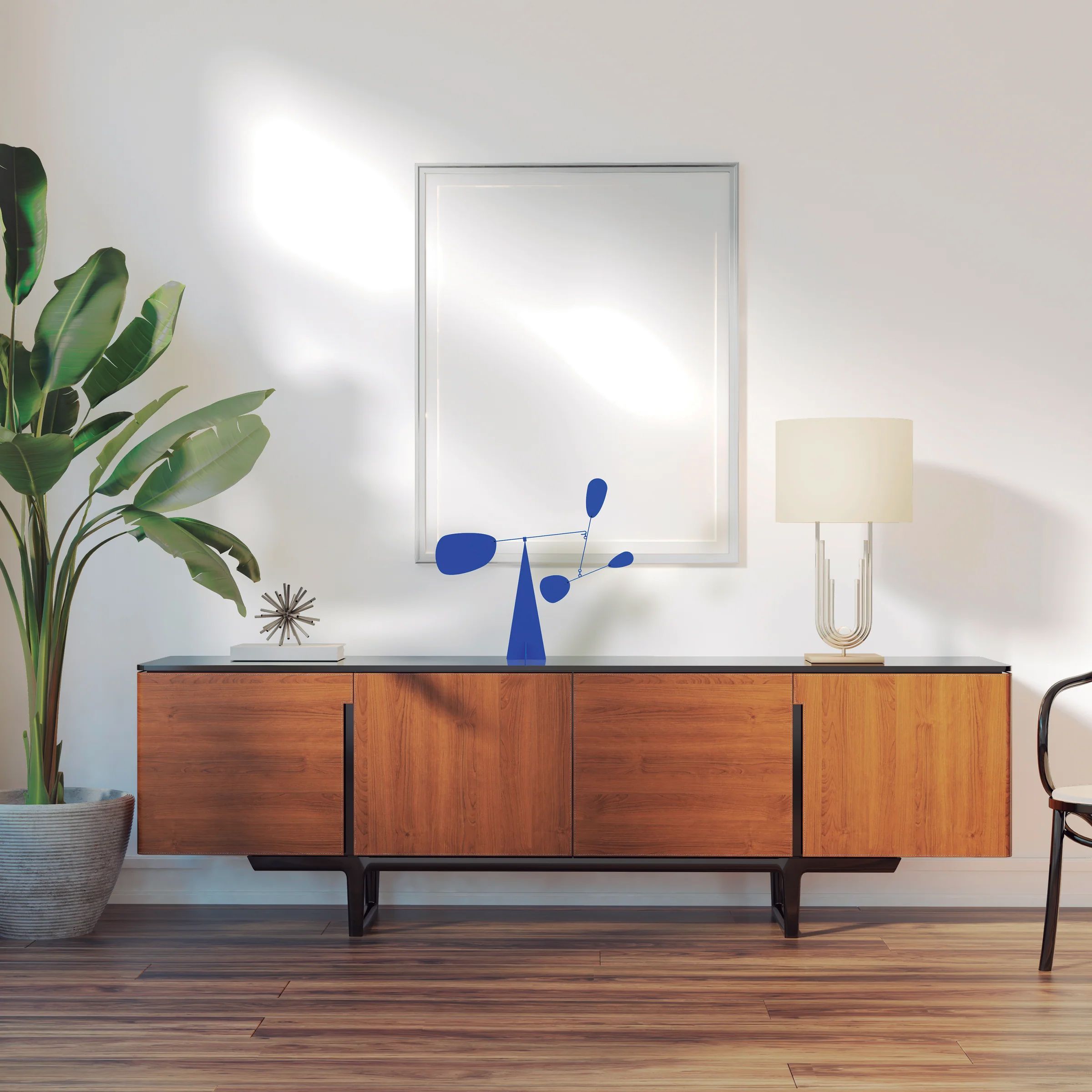 Volta accessoire in het blouw op dressoir