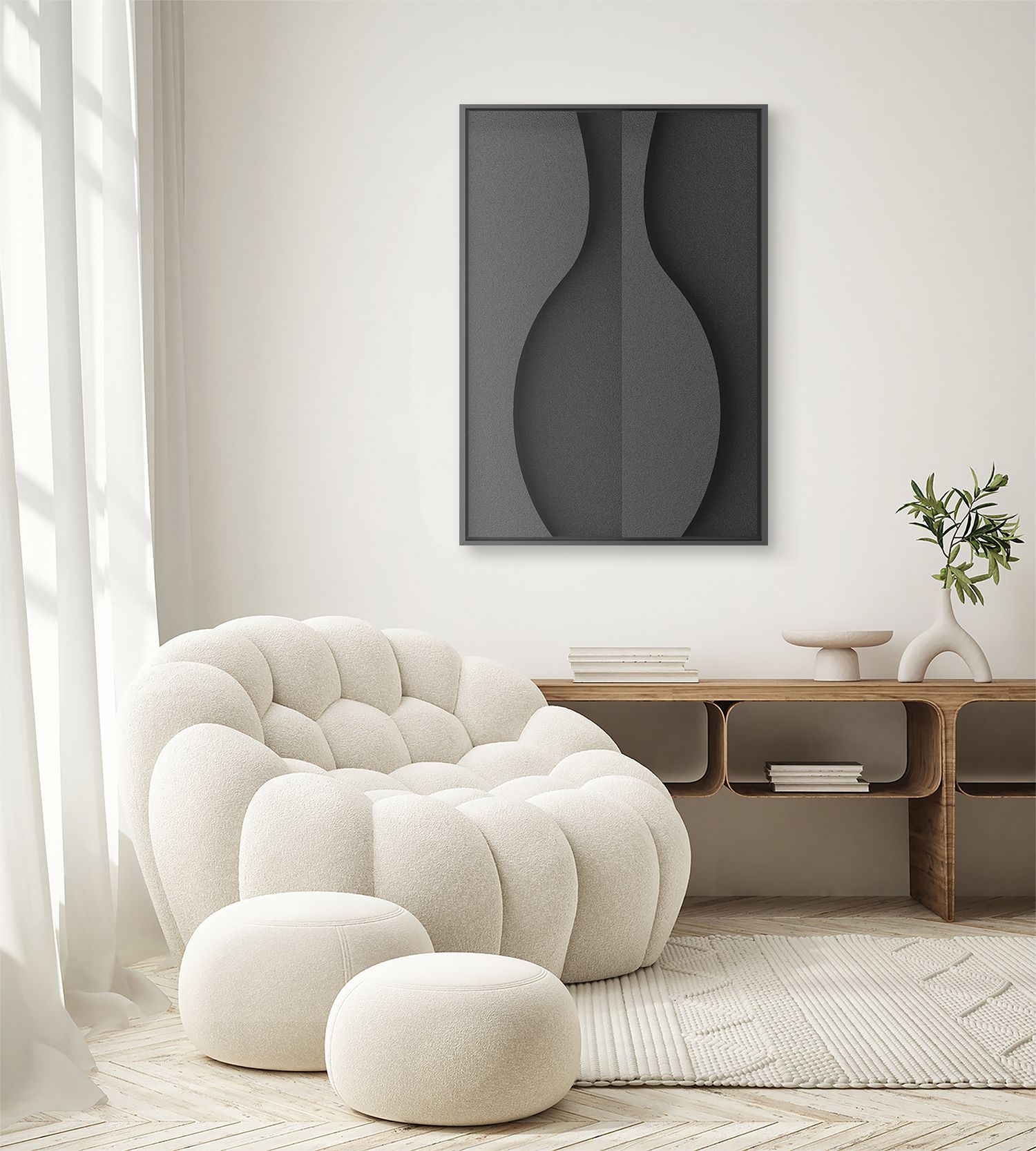Donker reliëf wanddecoratie met daarvoor een witte fauteuil