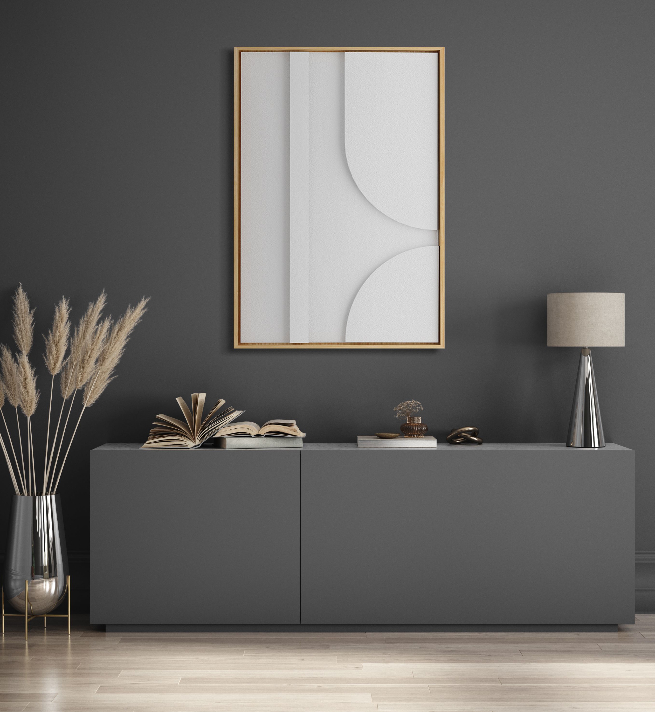 Witte reliëf wanddecoratie met daaronder een donkergrijs dressoir