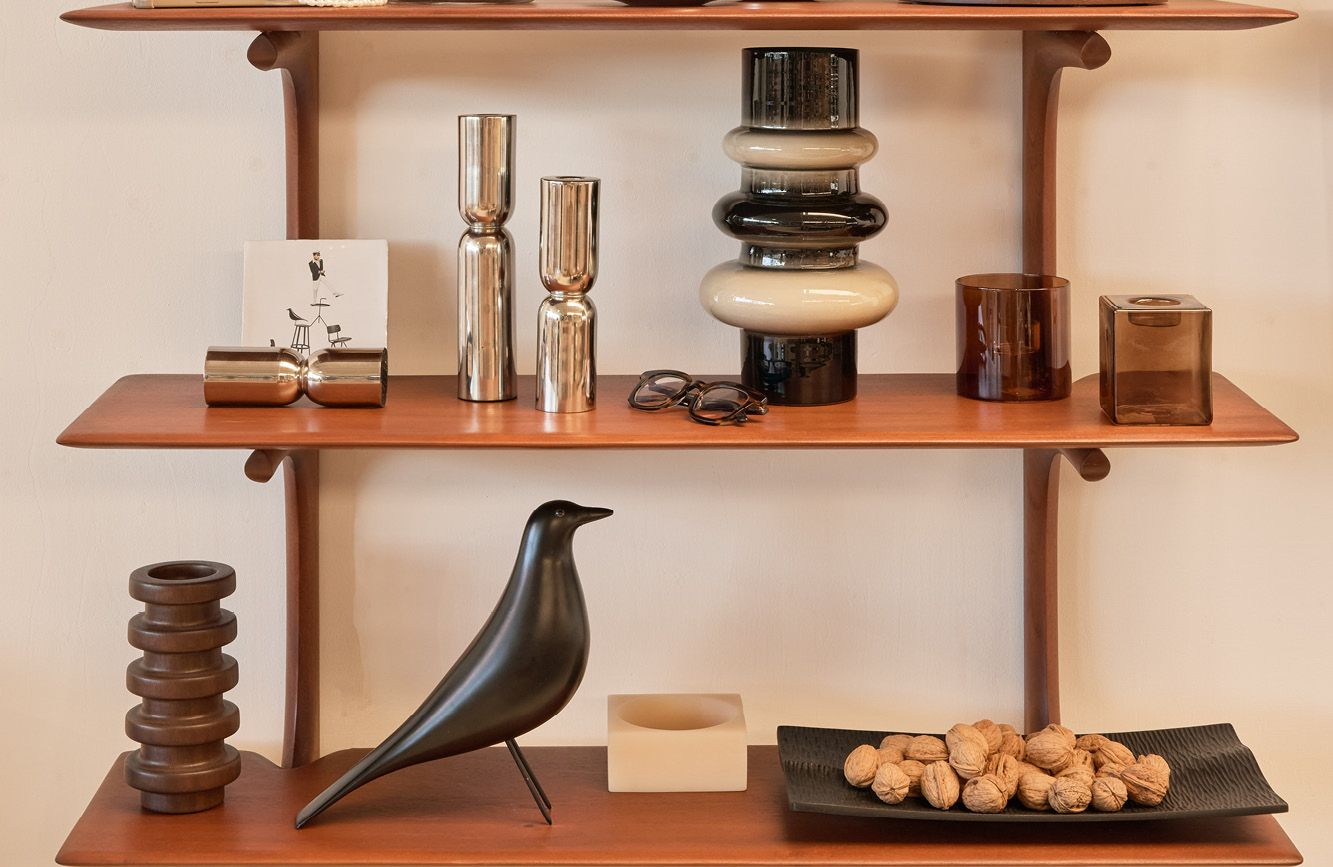 Wandkast met verschillende decoratie objecten