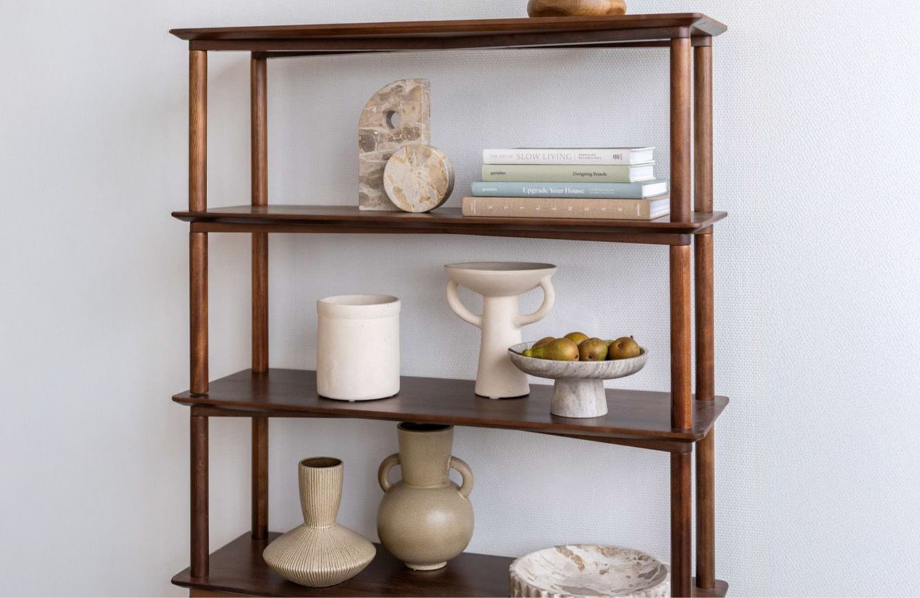 Donker houten open wandkast met accessoires