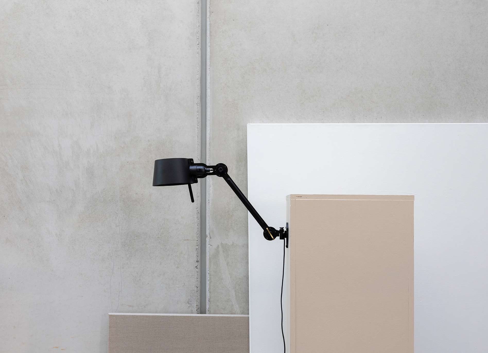 Zwarte wandlamp met neutrale achtergrond