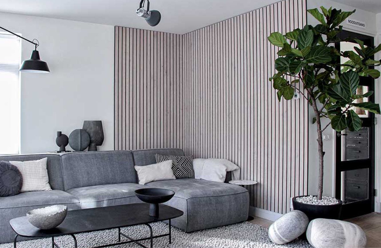 Woonkamer met houten wandpanelen