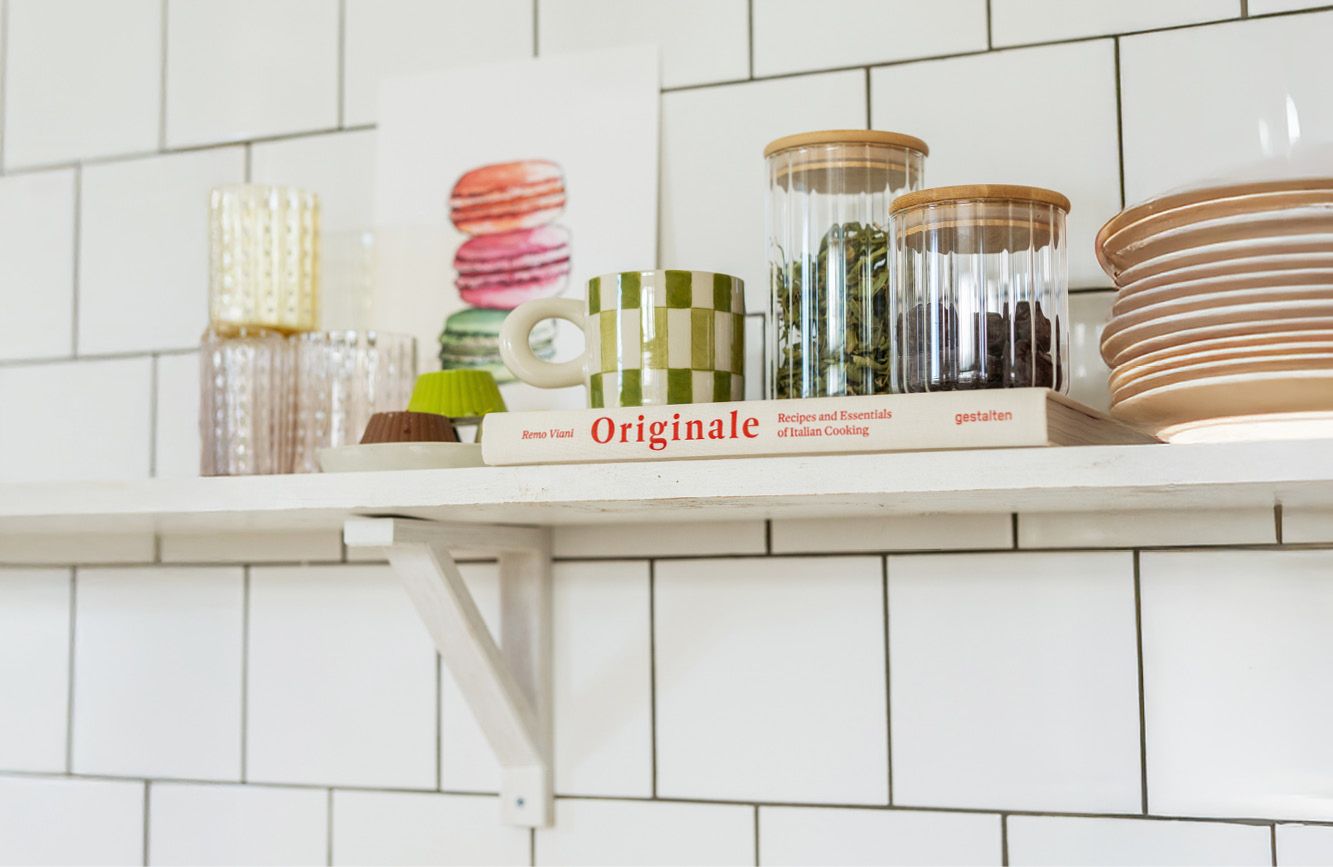 Wandplank wit met servies en kookboeken