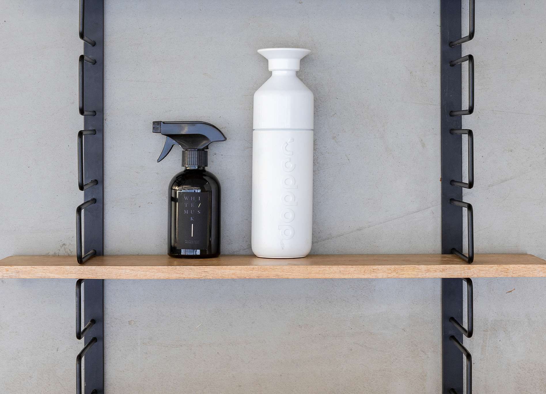 Wandrek met dopper en een roomspray