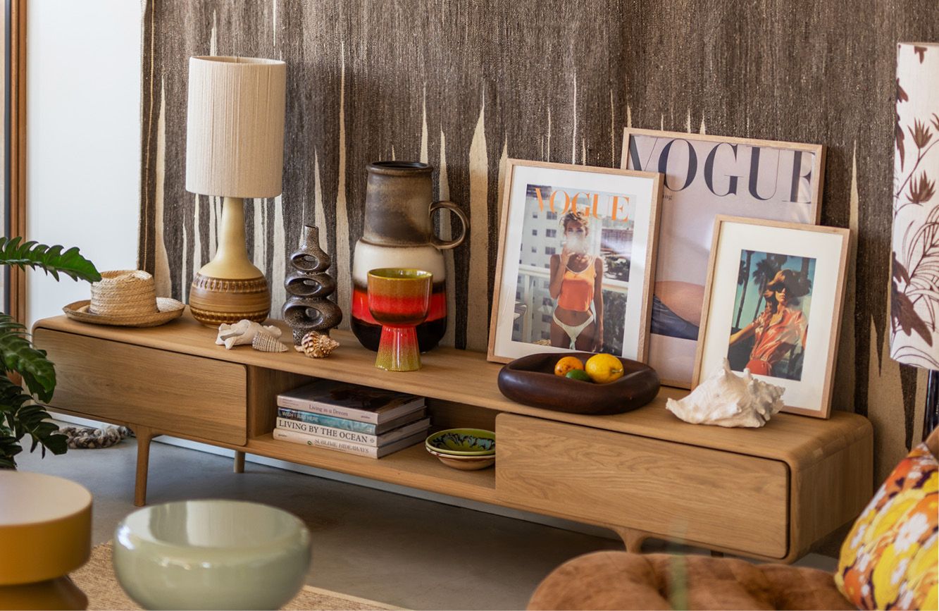 Tv meubel met verschillende soorten accessoires retro stijl