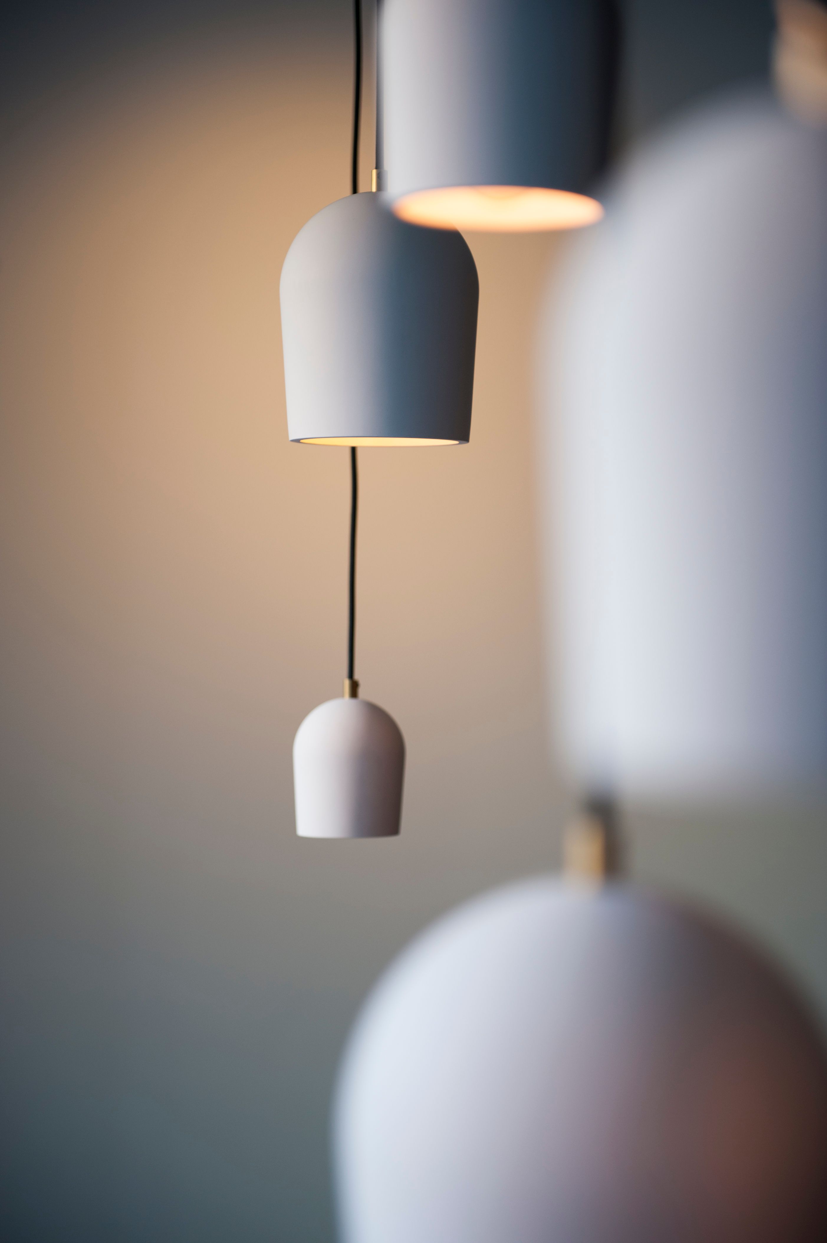 Witte hanglampen met ronde kap van More