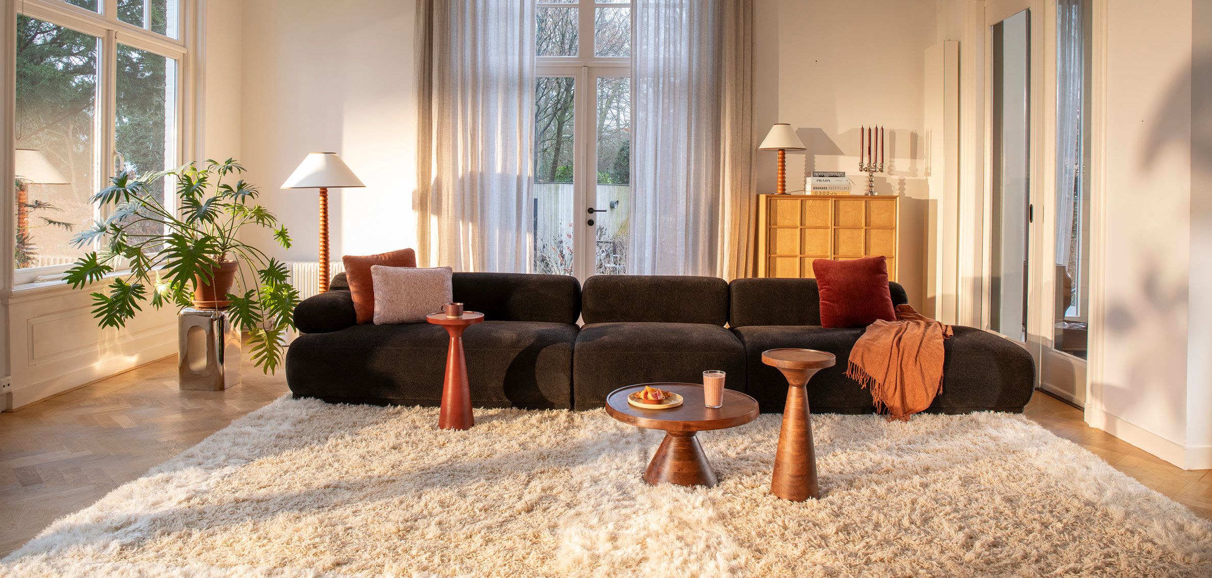 Bruine bank in neutrale woonkamer