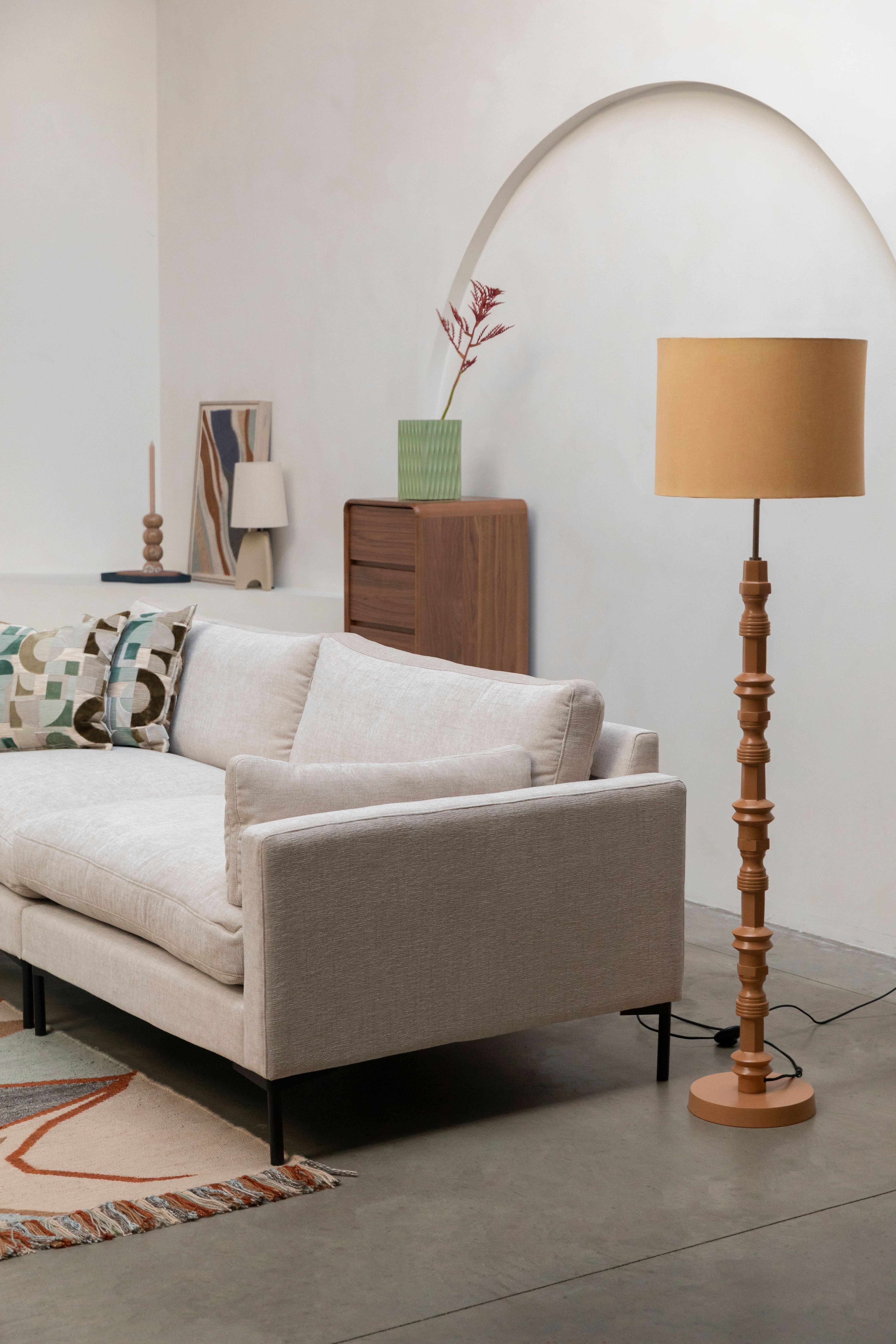 Witte Zuiver bank in woonkamer met staande lamp