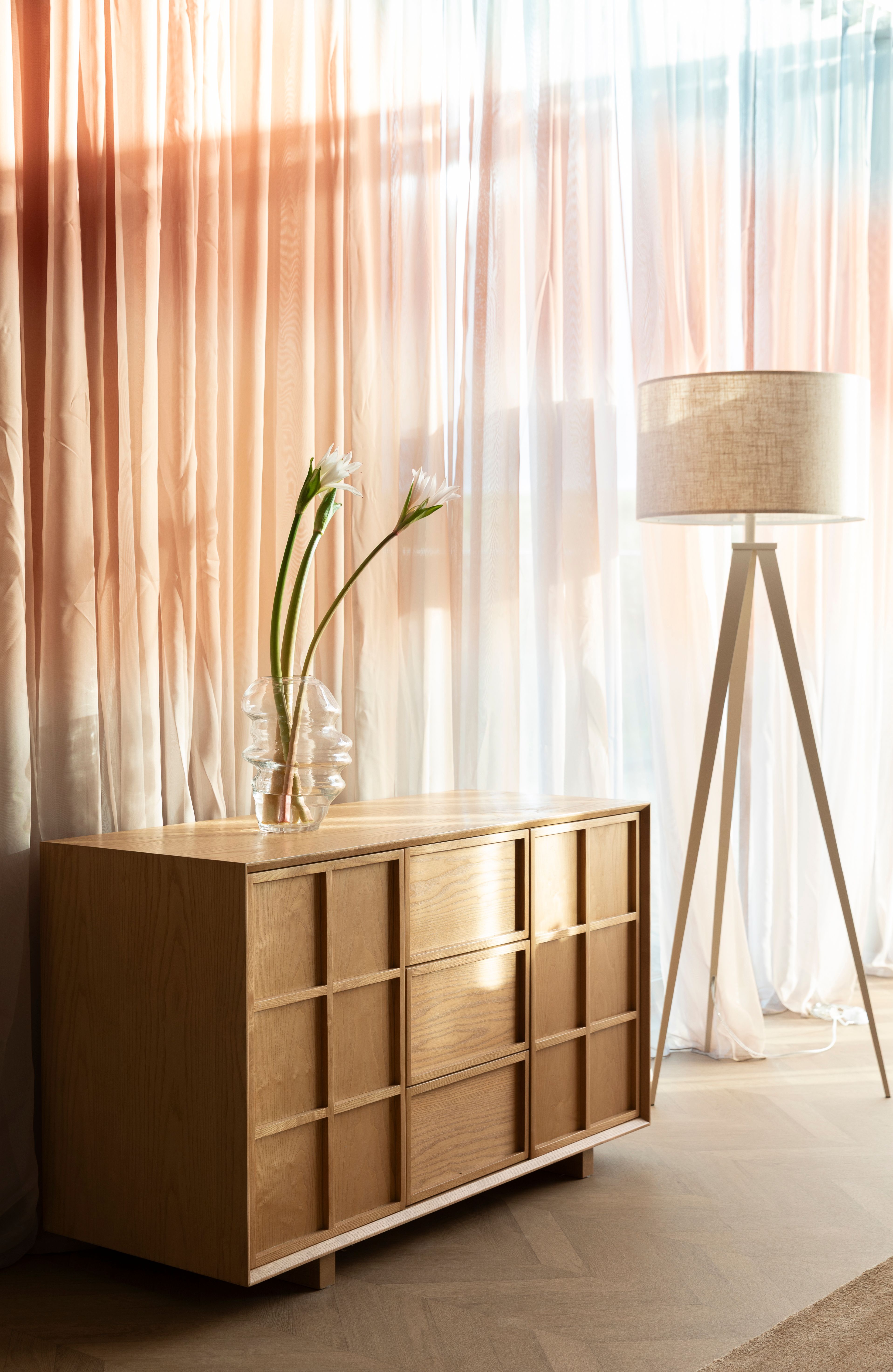 Eiken dressoir met vaas en vloerlamp Zuiver