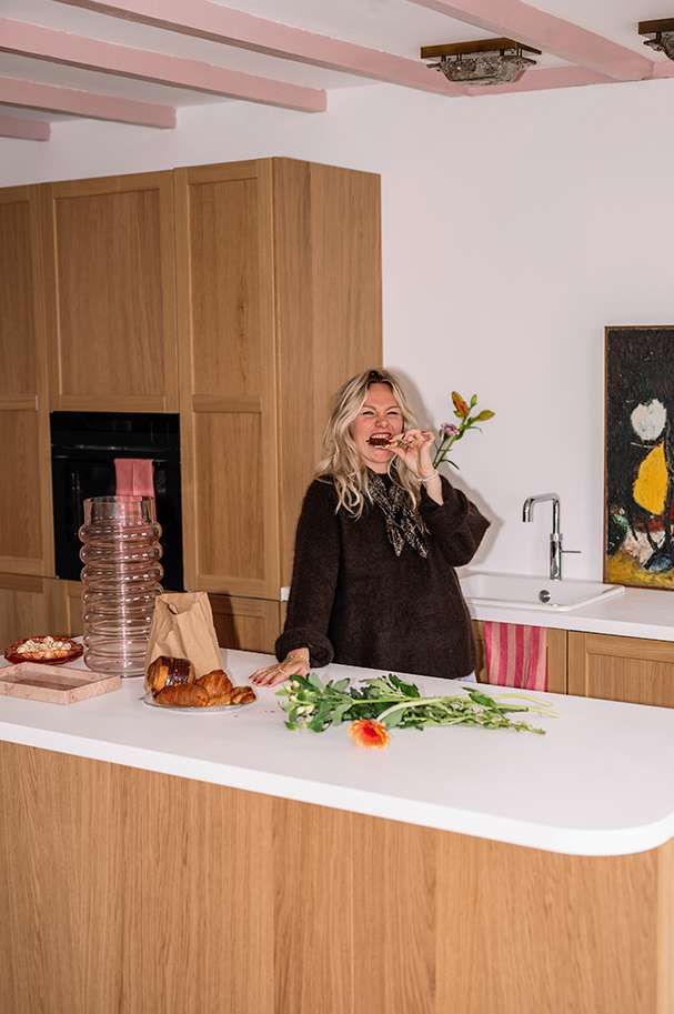 Binnenkijker-BobbieBodt met rozen in de keuken