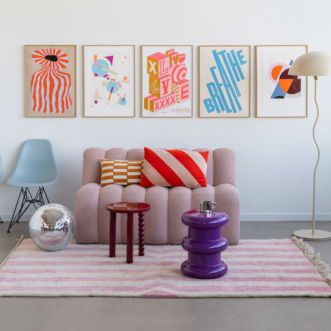 Roze/Blauwe artwall met kleurrijke prints en candy bankje