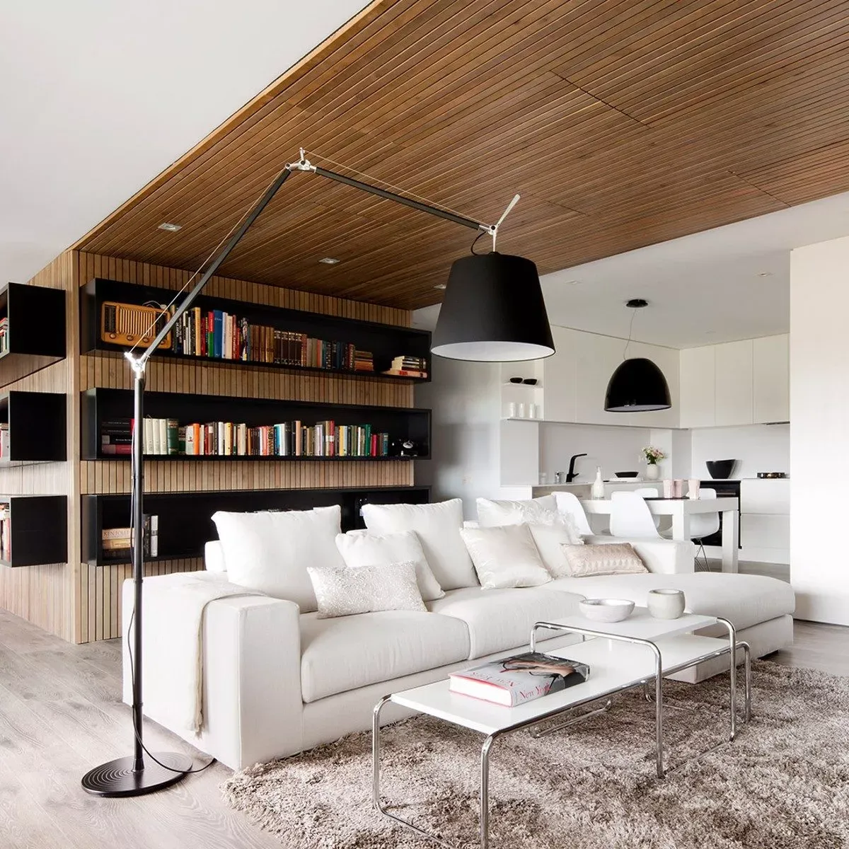 artemide-stehleuchte-tolomeo-mega-schwarz-ambiente.webp