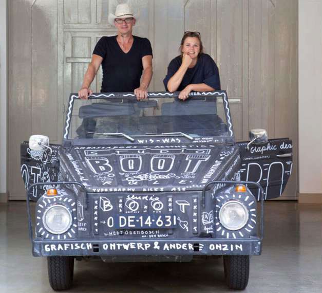Eigenaars van Studio Boot in unieke auto