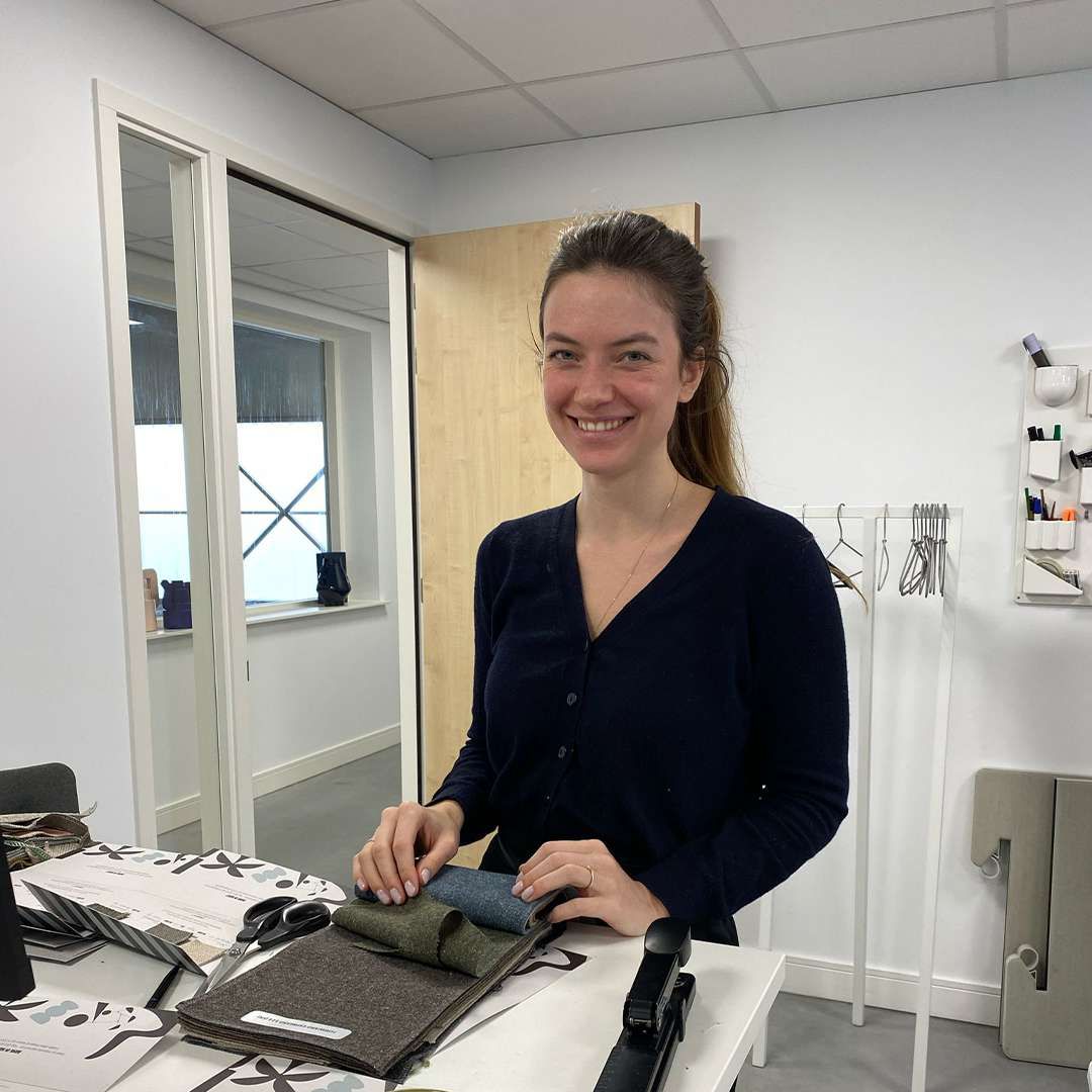 Backoffice medewerker Merel met zwart shirt
