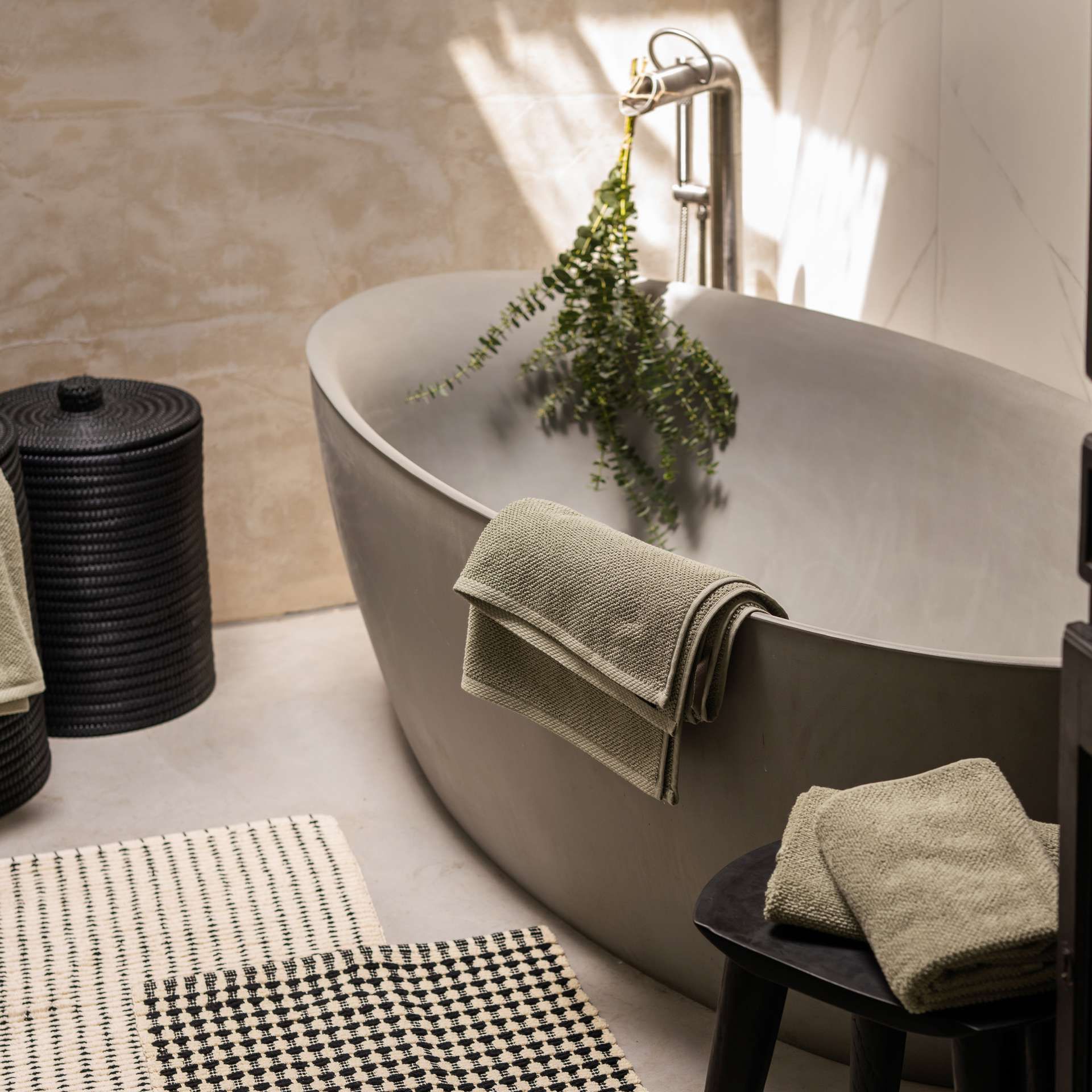 Ronde grijze badkamer met groene accessoires