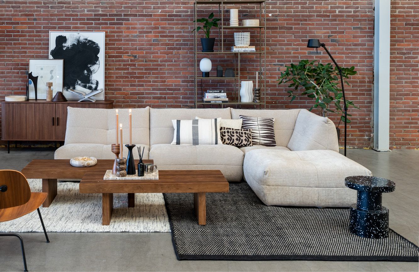 Beige hoekbank in bruine woonkamer