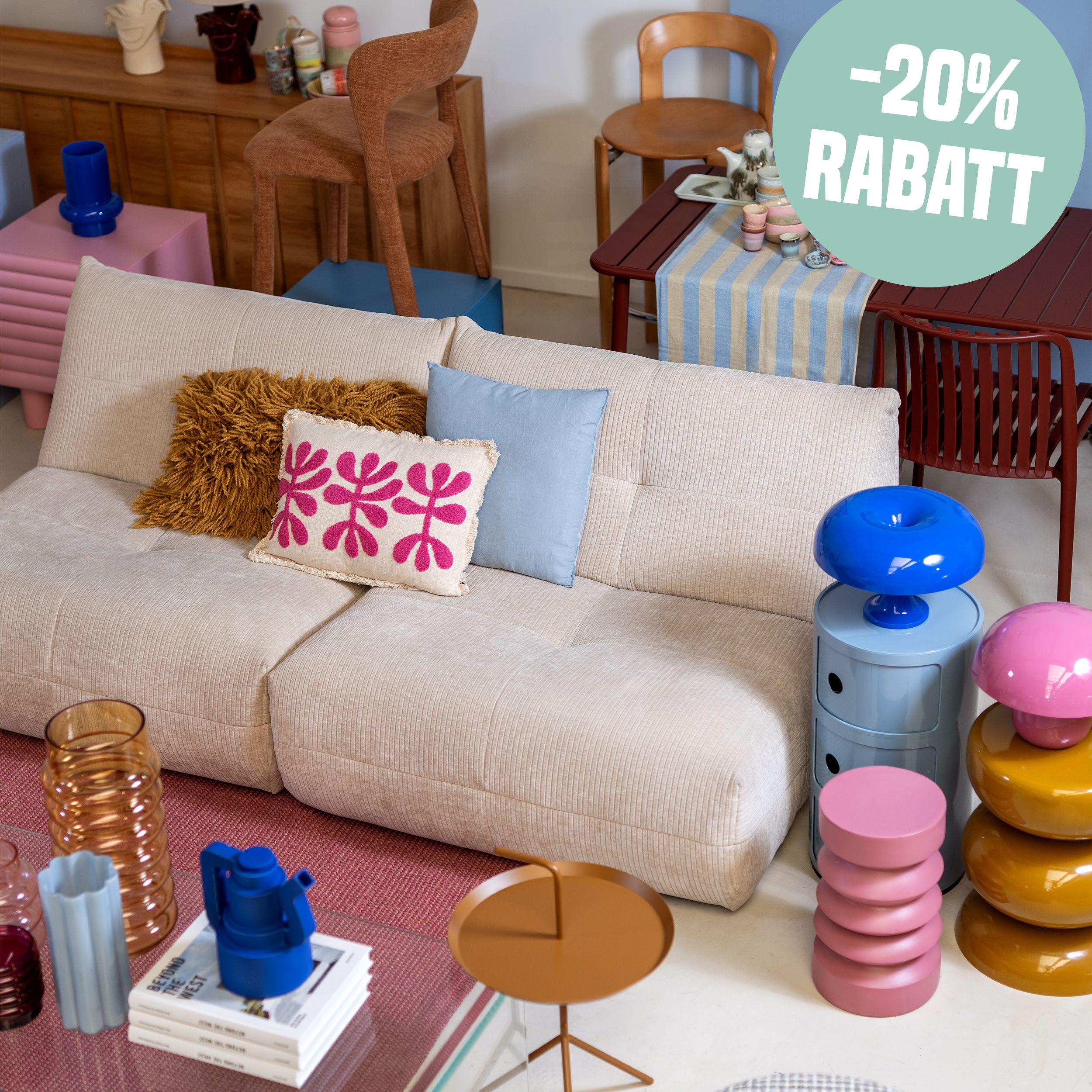 Beige bank met blauwe en roze accessoires