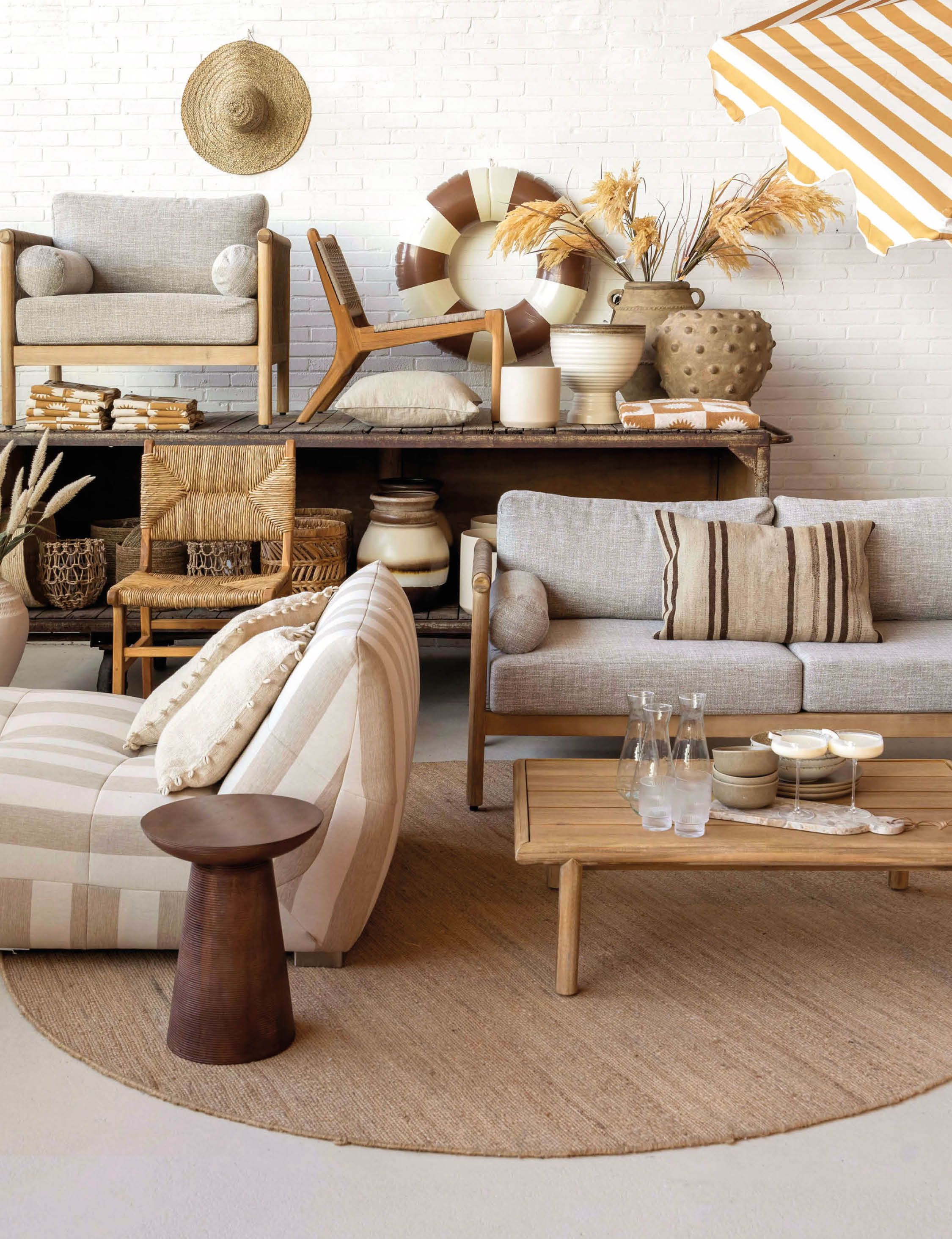 Buitenmeubels en -accessoires in lichte zandtinten