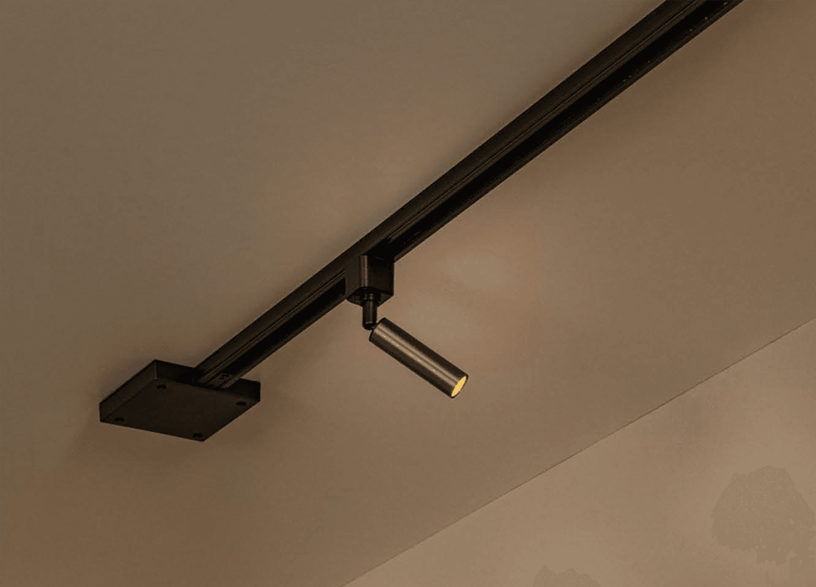 Zwarte railverlichting op het plafond
