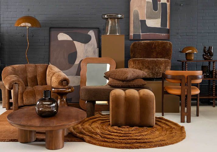 Verschillende bruine items in een studio setting
