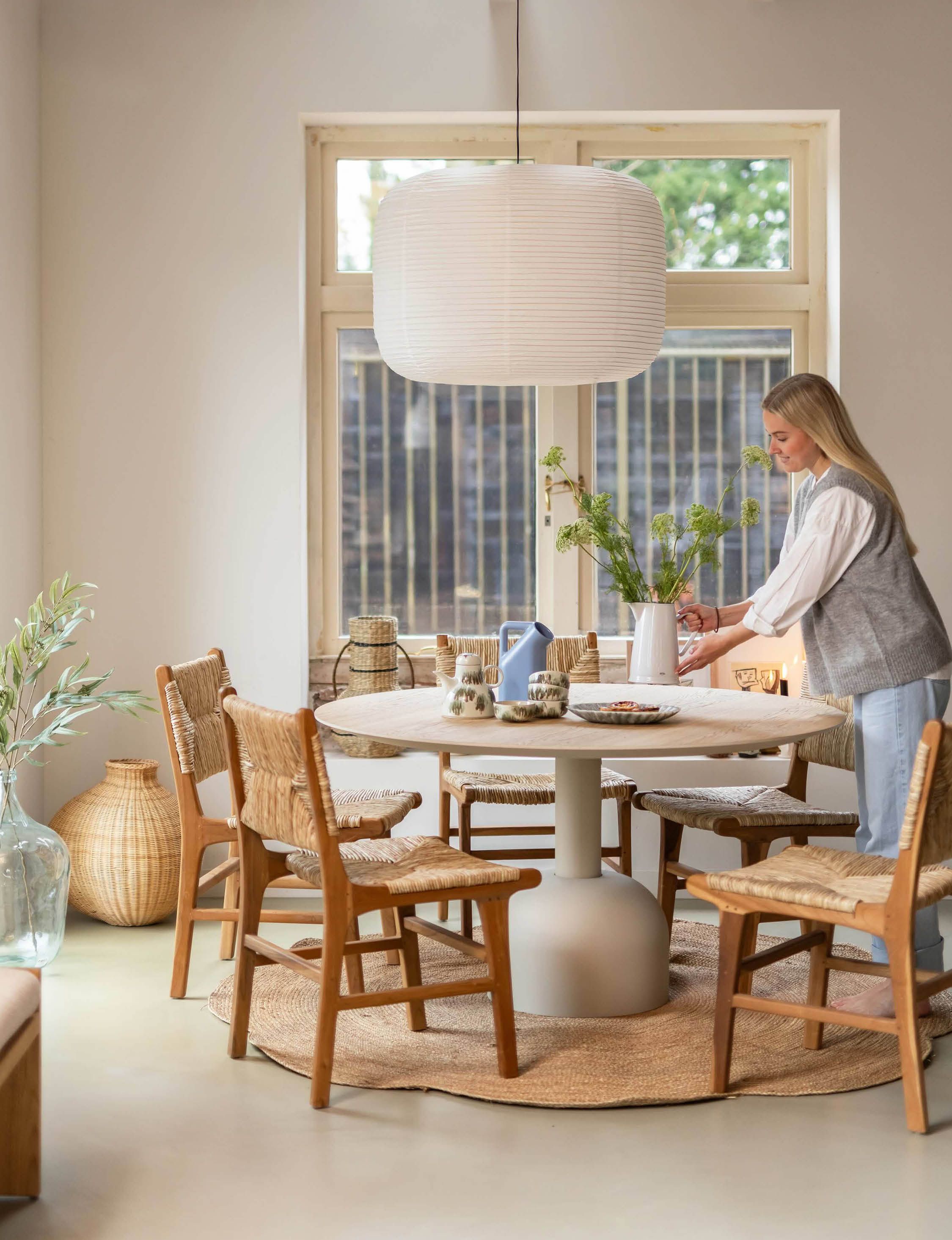Lichte eetkamer met rotan stoelen en landelijke sfeer