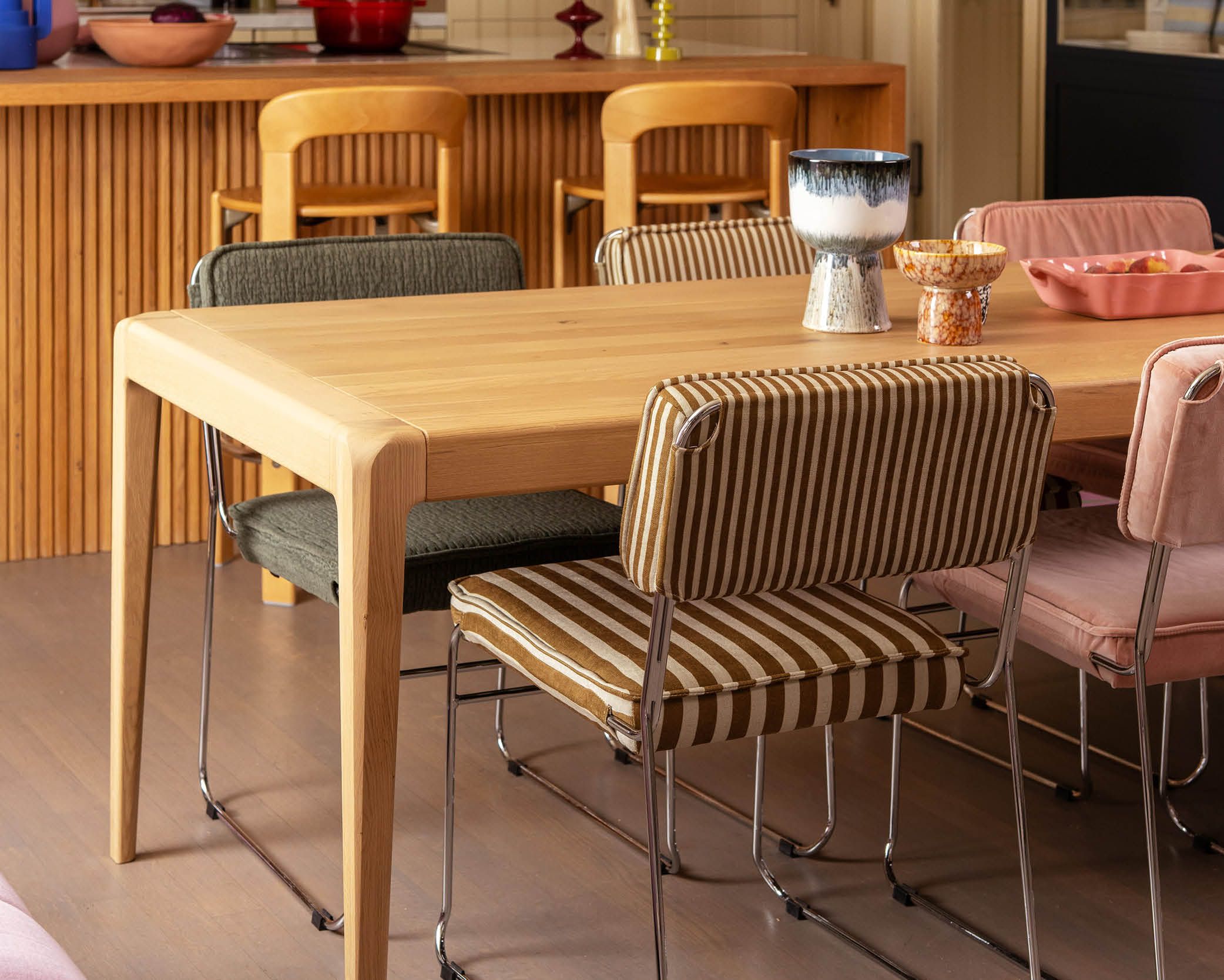 Eikenhouten eettafel met gestreepte stoelen
