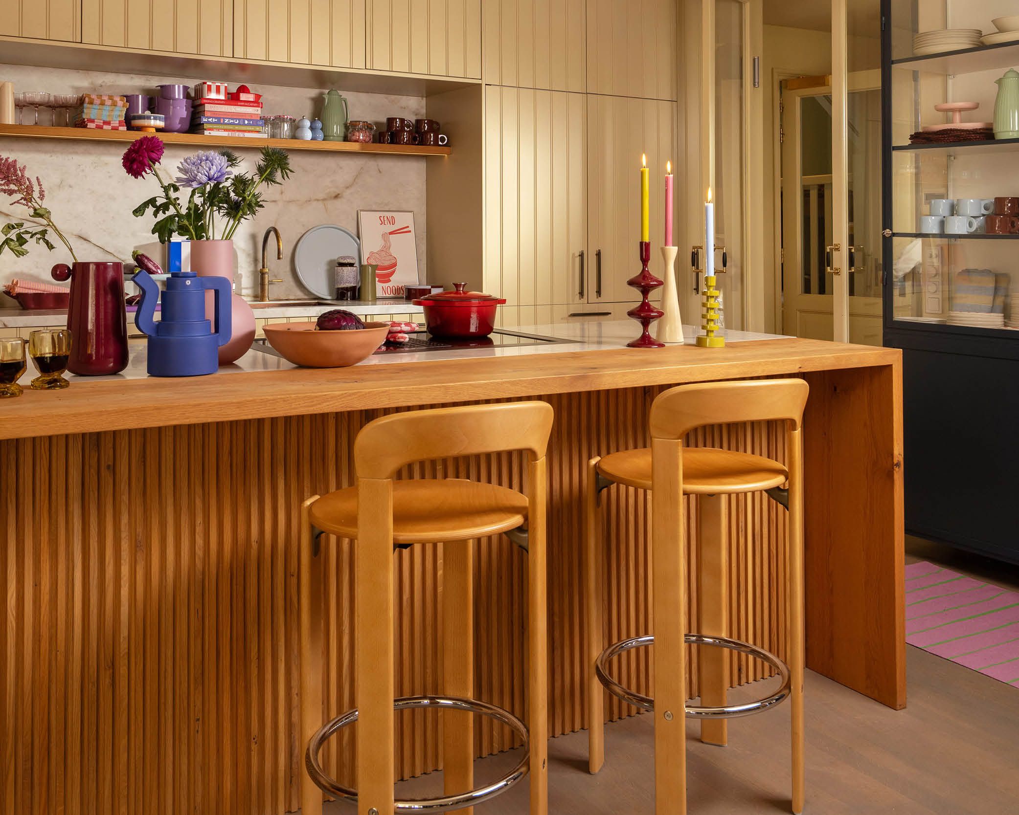 Eikenhouten keuken met twee houten barkrukken
