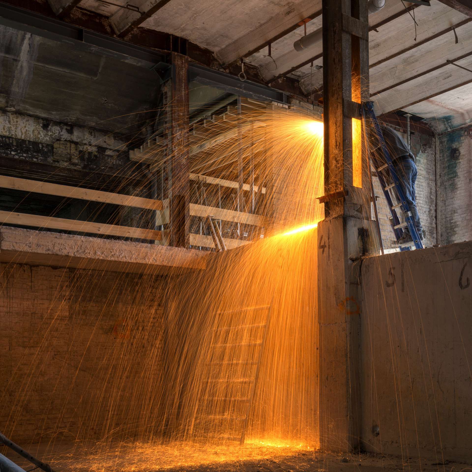 Man aan het werk tijdens bouw Loods 5 Maastricht