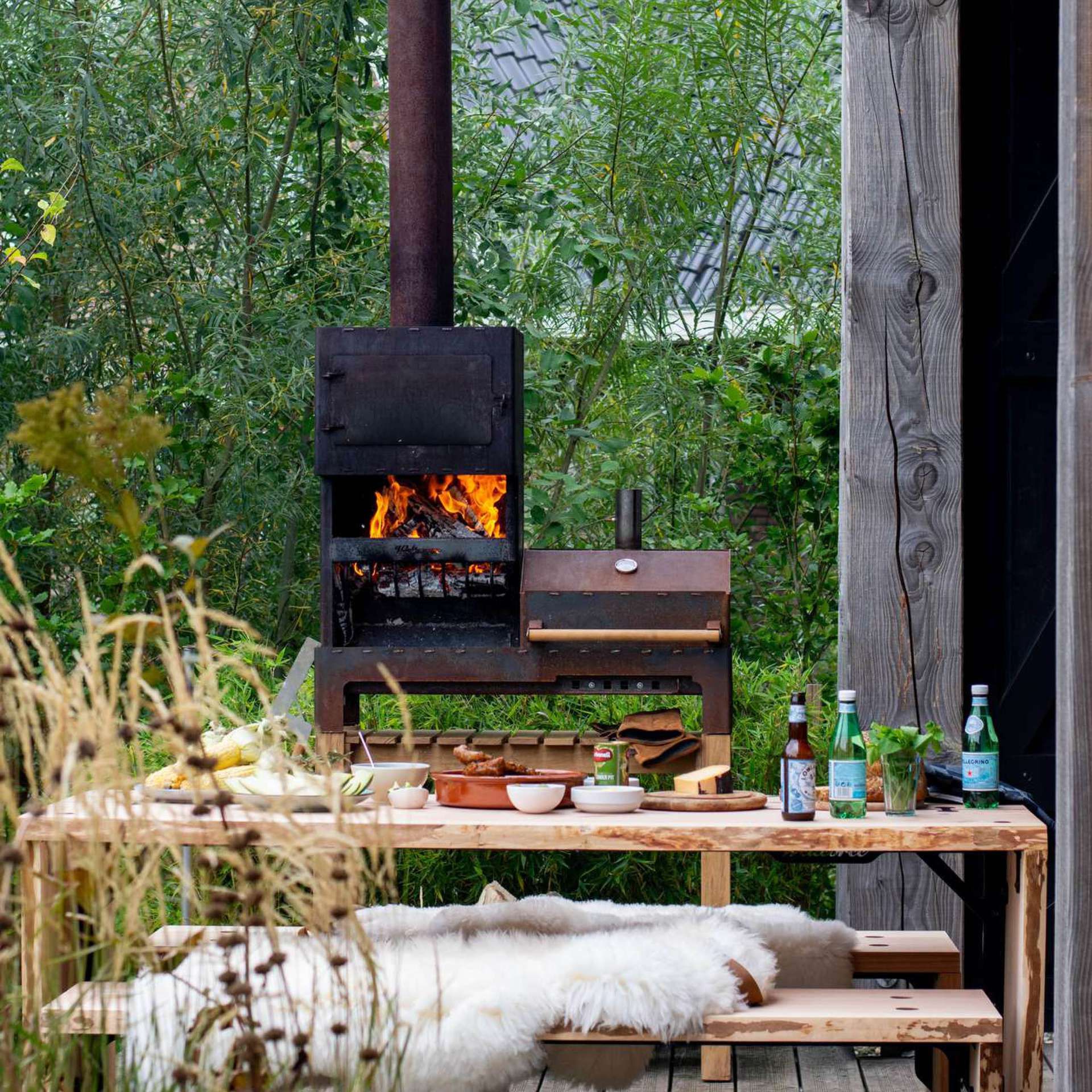 Buiten bbq met volle picknicktafel