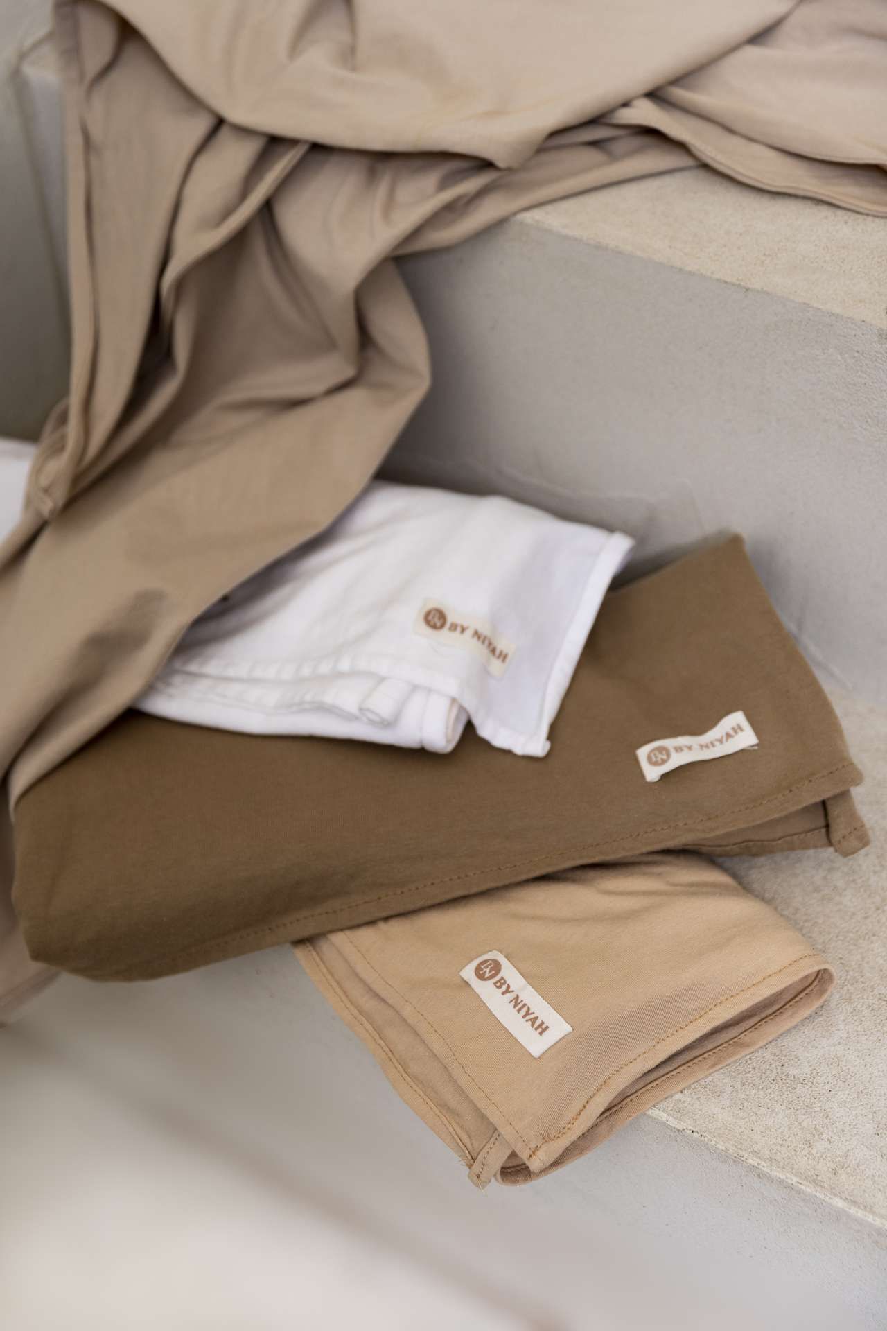 Opgevouwen hoofddoeken in naturel kleuren