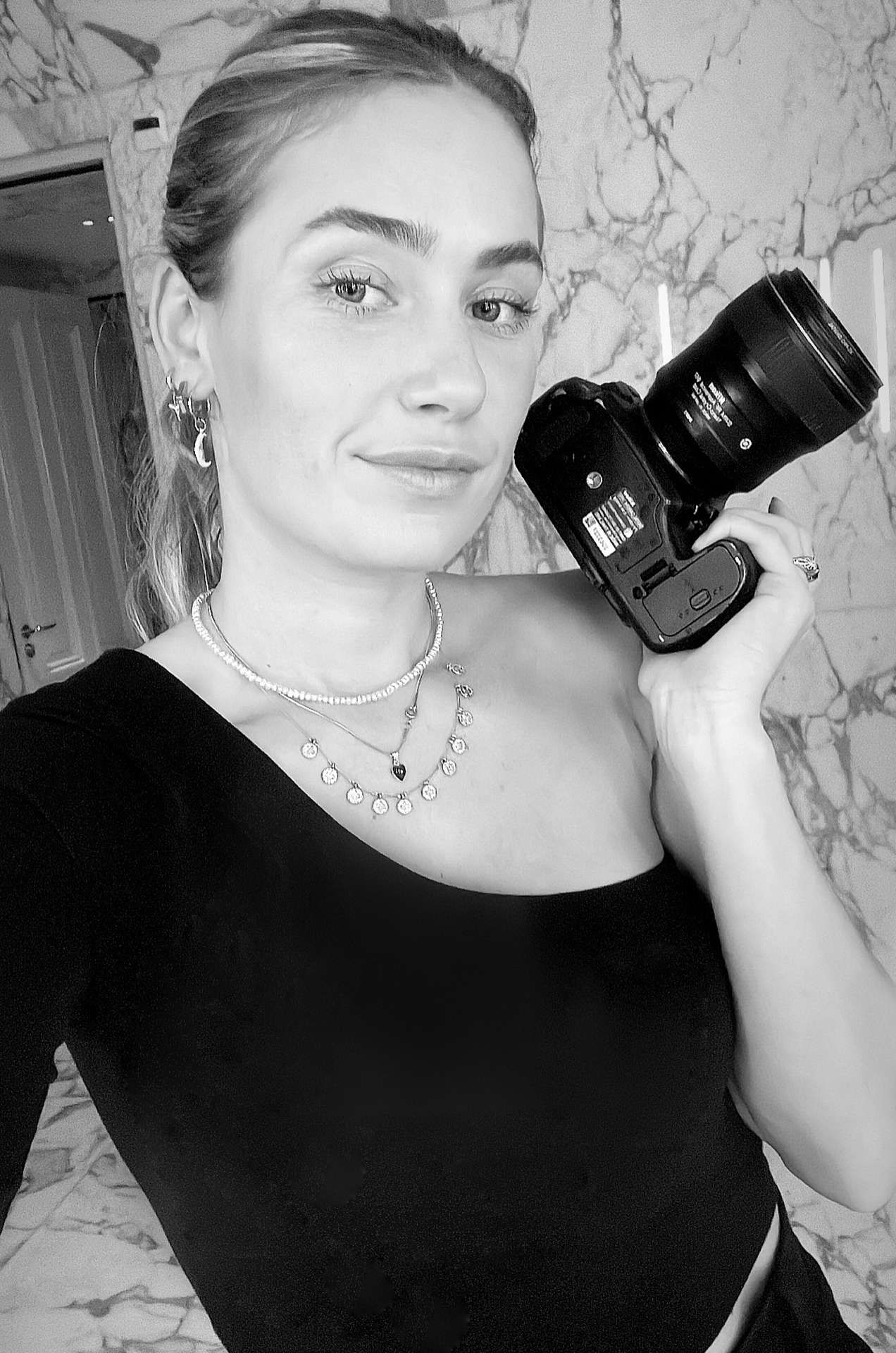 Caily Bobbie Jo met camera in zwart wit