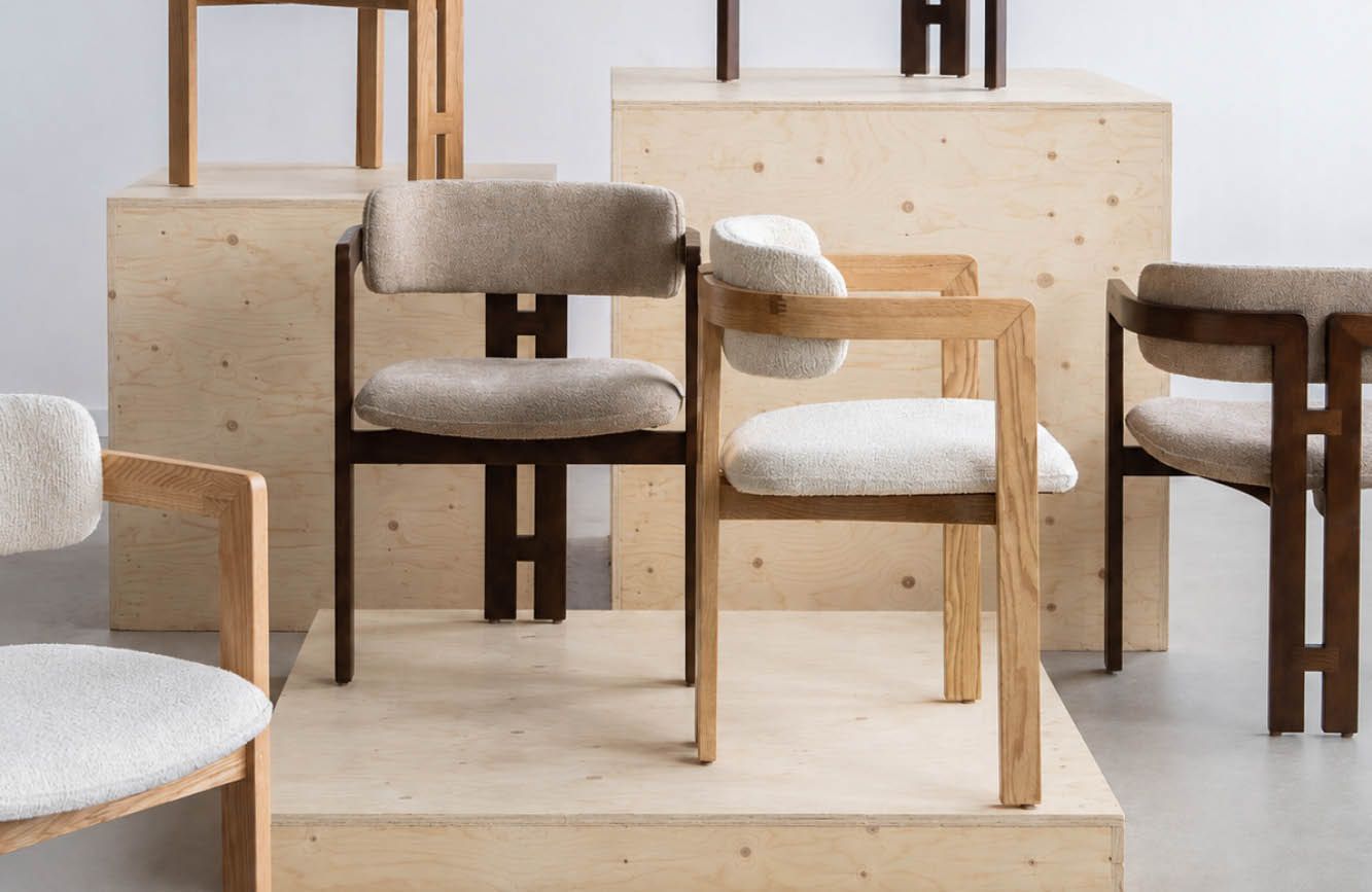 Walnoothouten en eikenhouten eetkamerstoelen met beige bekleding